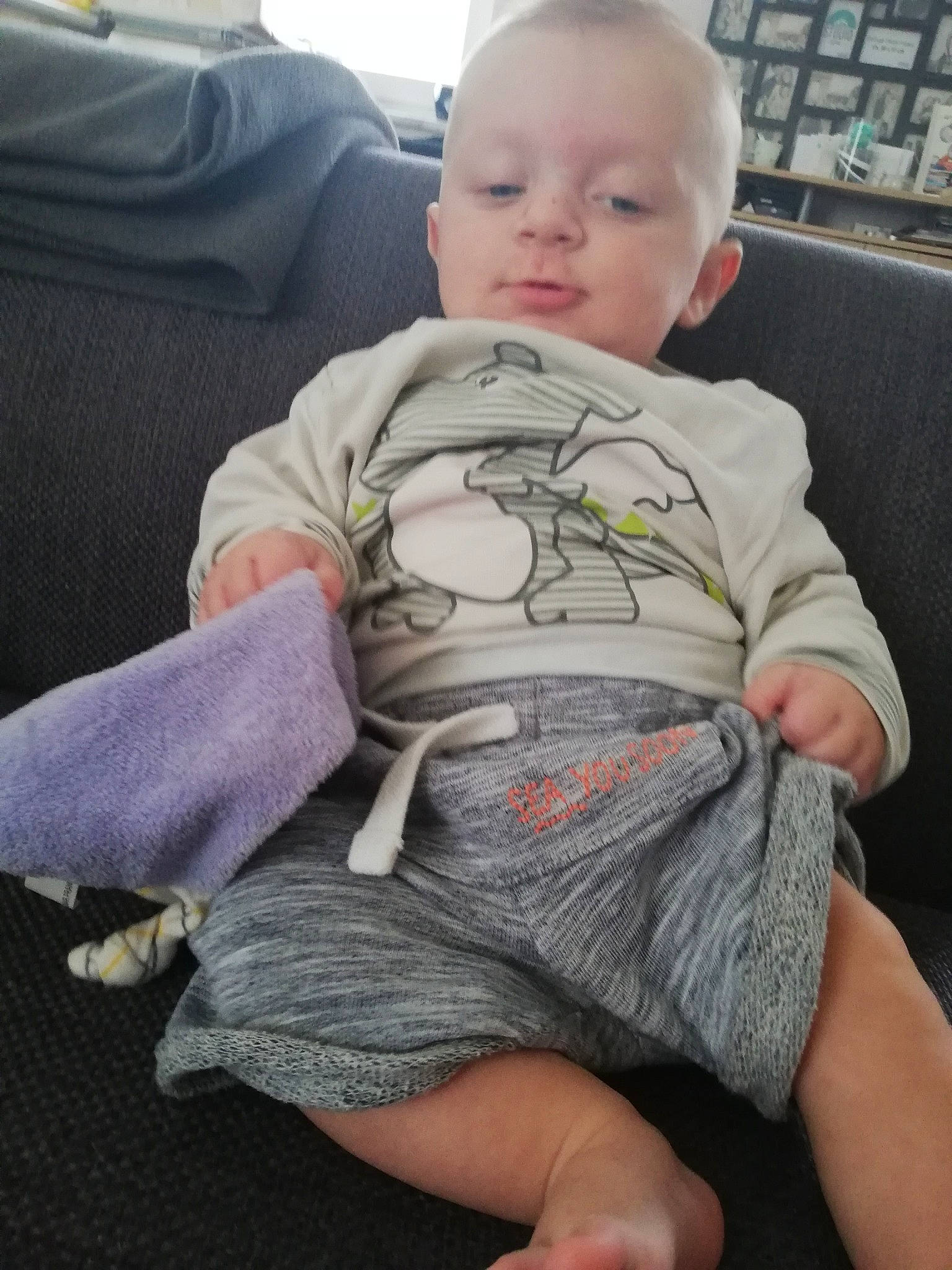 Luciano a rejoint le concours — aidez-le/la à gagner de superbes lots ! abdomen, arm, baby, baby_products, baby_toddler_clothing, cheek, child, comfort, hand, head, joint, leg, person, play, product, sitting, skin, toddler