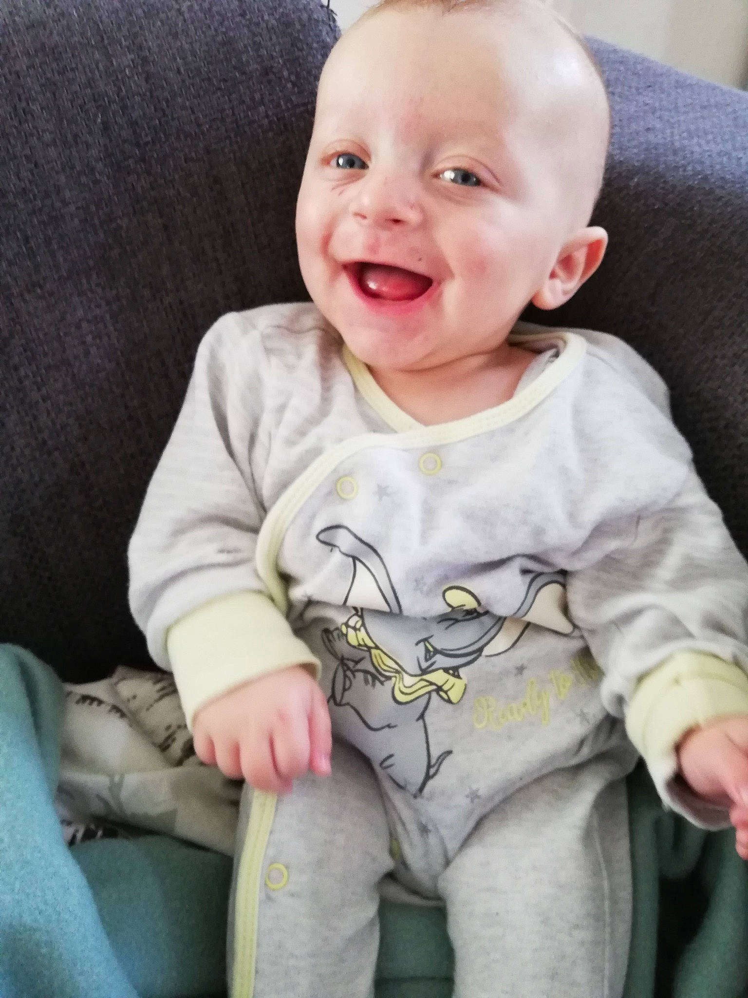 Luciano a rejoint le concours — aidez-le/la à gagner de superbes lots ! baby, baby_laughing, baby_toddler_clothing, cheek, child, face, facial_expression, head, laugh, nose, person, sitting, skin, sleeve, smile, toddler