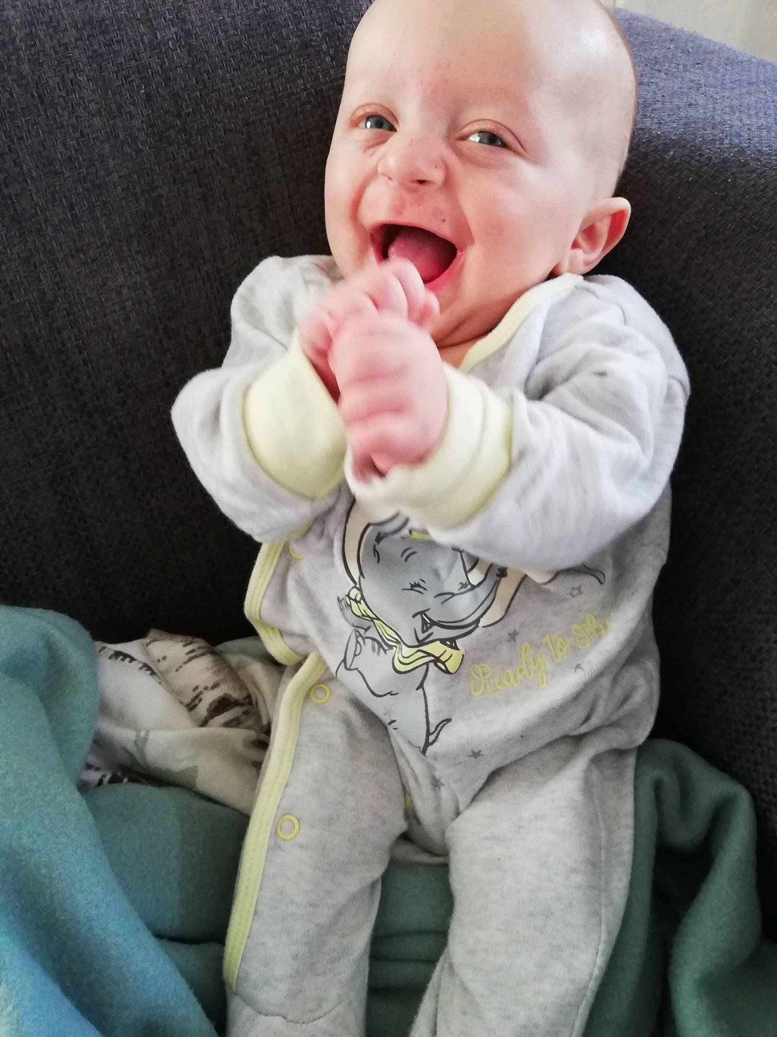 Luciano participe au concours pour gagner de l'argent avec cette photo : baby, cheek, child, facial_expression, laugh, mouth, nose, person, sitting, smile, toddler, tongue, yawn