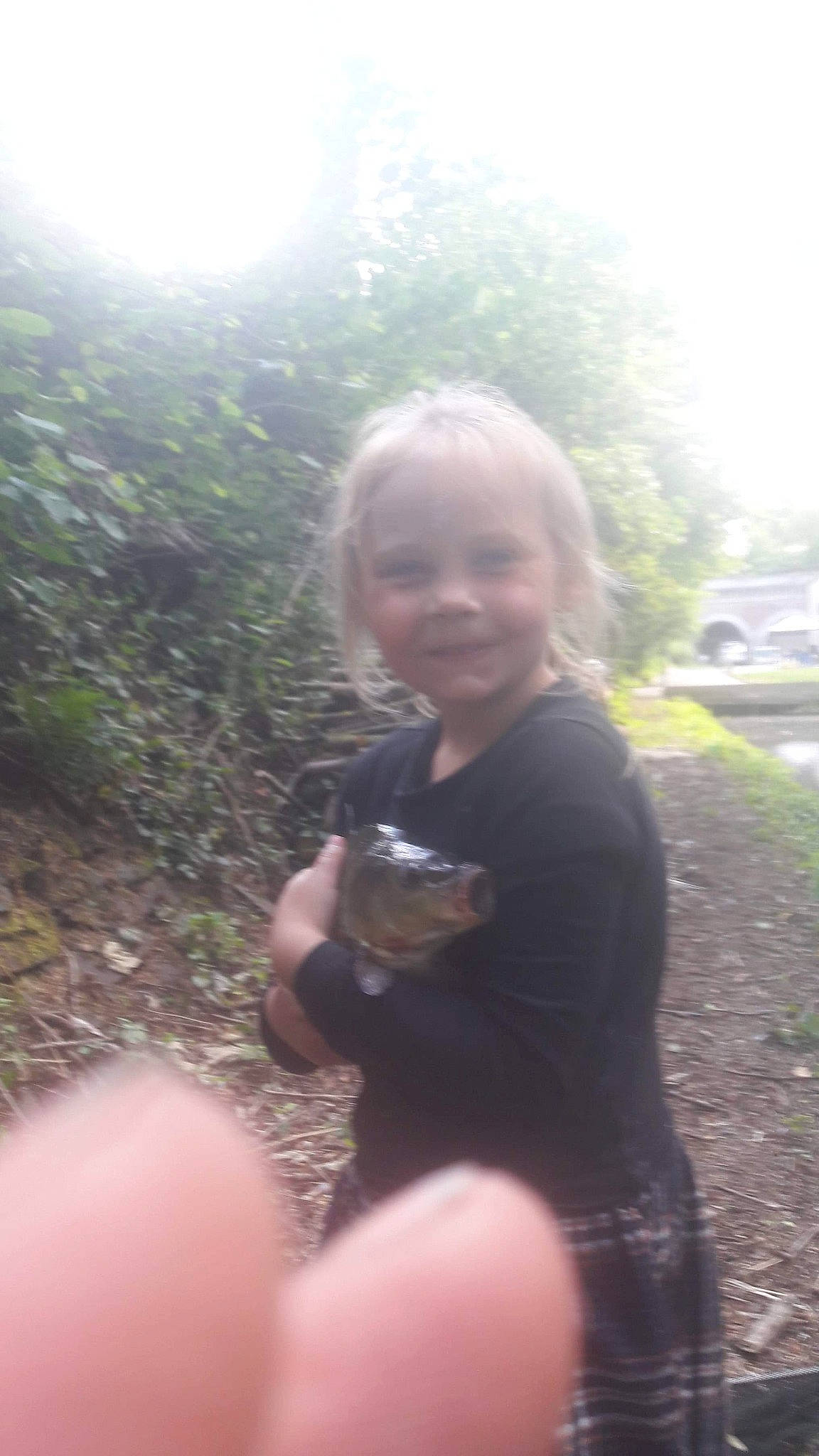 Victoria a rejoint le concours — aidez-le/la à gagner de superbes lots ! blurred, child, companion_dog, fun, grass, happy, joy, landscape, leisure, lens_flare, person, plant, recreation, road, sitting, smile, soil, sunlight, thumb, toddler