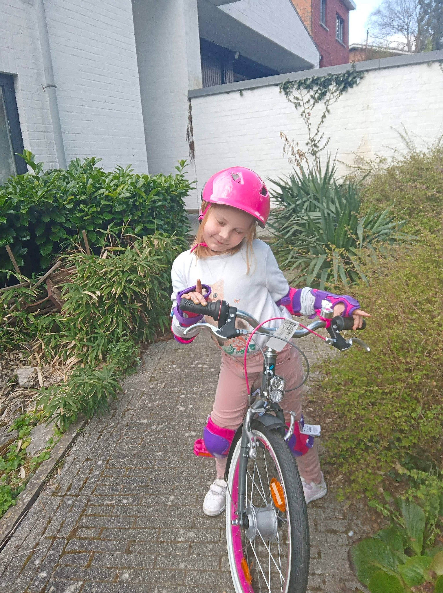 Victoria a rejoint le concours — aidez-le/la à gagner de superbes lots ! automotive_tire, bicycle, bicycle_accessory, bicycle_clothing, bicycle_fork, bicycle_frame, bicycle_handlebar, bicycle_helmet, bicycle_part, bicycle_saddle, bicycle_tire, bicycle_wheel, bicycles_equipment_and_supplies, headgear, headwear, helmet, hub_gear, joy, person, plant