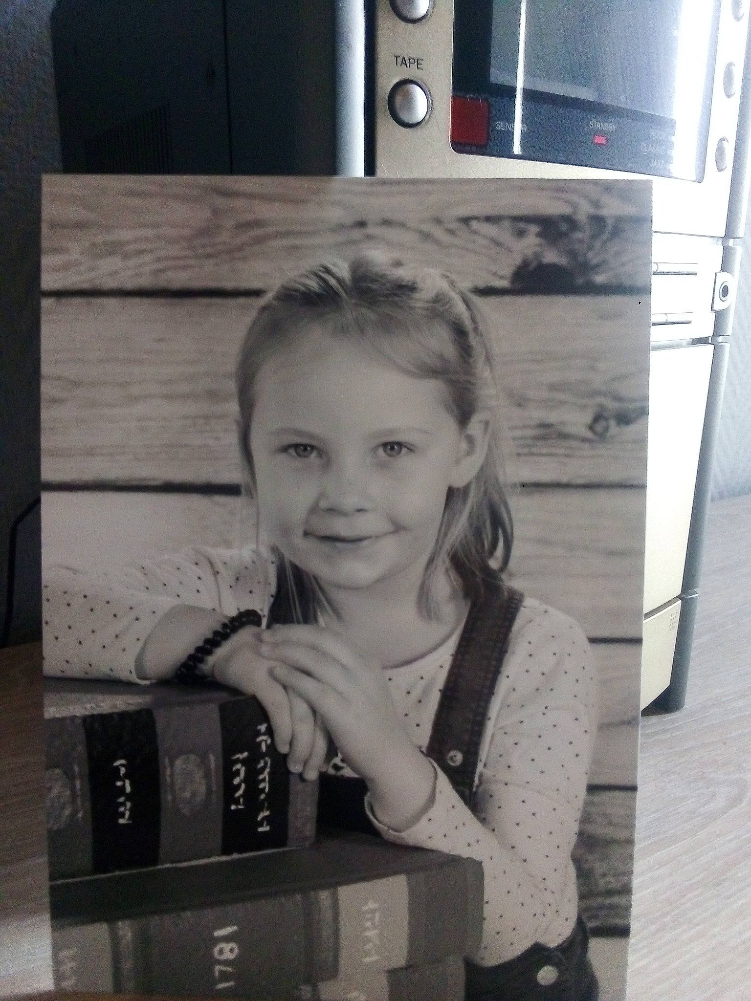 Victoria participe au concours pour gagner de l'argent avec cette photo : audio_equipment, beauty, black, blond, electronic_device, fun, gas, hairstyle, joy, monochrome, monochrome_photography, person, photograph, room, smile, snapshot, standing, style, technology, toddler