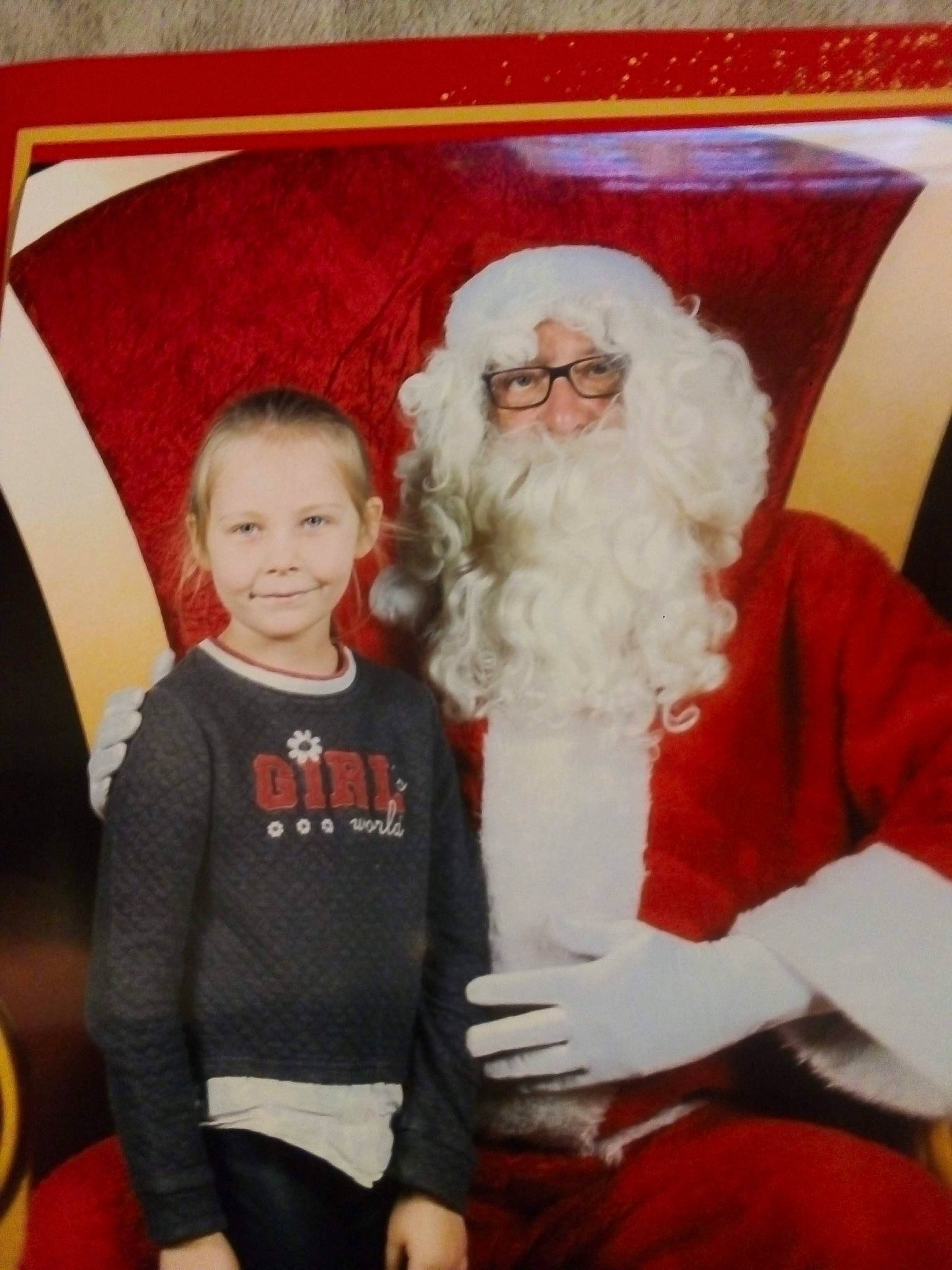 Victoria participe au concours pour gagner de l'argent avec cette photo : beard, christmas, christmas_eve, event, facial_expression, facial_hair, fictional_character, fun, fur, hairstyle, happy, holiday, human_body, joy, lap, person, room, santa_claus, sitting, smile