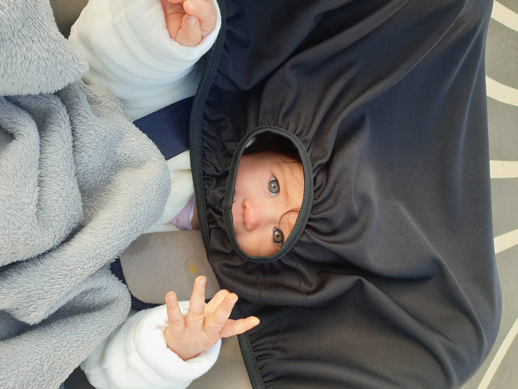 Elysia participe au concours pour gagner de l'argent avec cette photo : baby, child, finger, gesture, hand, headwear, person