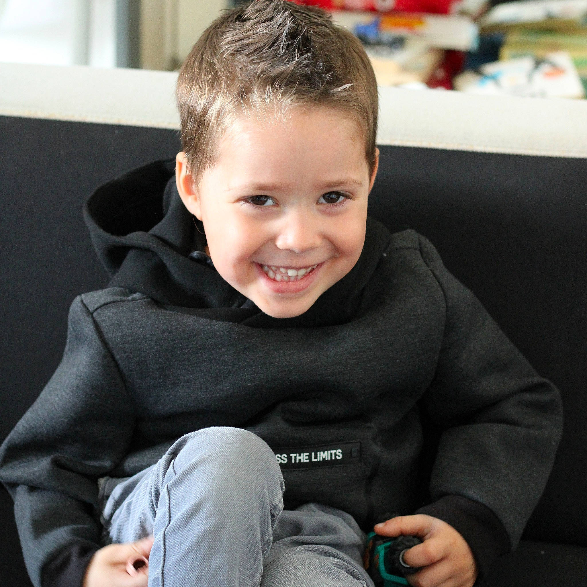 Logan a rejoint le concours — aidez-le/la à gagner de superbes lots ! baby_toddler_clothing, caesar_cut, comfort, hood, hoodie, joy, lap, laugh, person, polar_fleece, sitting, sleeve, student, sweater, sweatshirt, walking_shoe