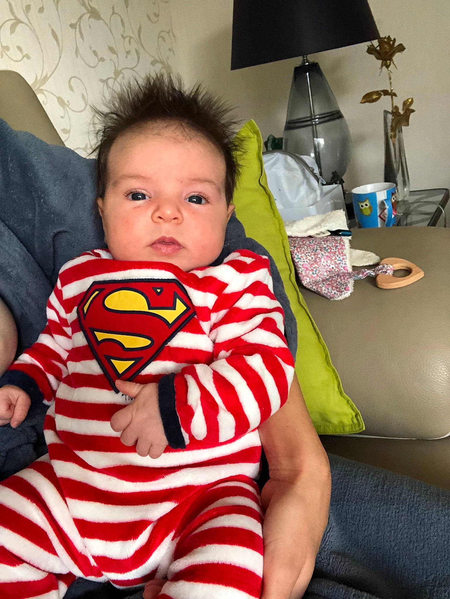 Ella a rejoint le concours — aidez-le/la à gagner de superbes lots ! baby, baby_toddler_clothing, cheek, child, comfort, fun, happy, lamp, lampshade, lap, linens, mouth, pattern, person, picture_frame, room, sitting, sleeve, textile, thigh