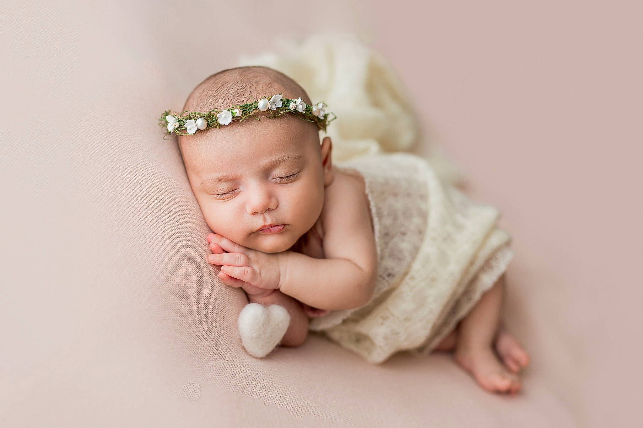 Giulia a rejoint le concours — aidez-le/la à gagner de superbes lots ! art, baby, baby_products, baby_toddler_clothing, beanie, fashion_accessory, foot, gesture, happy, headband, headgear, headpiece, headwear, iris, jewellery, nail, person, pink, sleeve, thumb