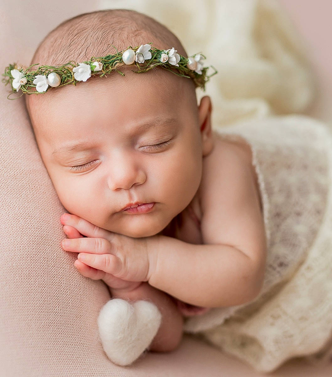 Giulia participe au concours pour gagner de l'argent avec cette photo : arm, baby, baby_toddler_clothing, dress, ear, eyelash, face, facial_expression, finger, gesture, hand, happy, head, headgear, headwear, lip, person, plant, skin, textile
