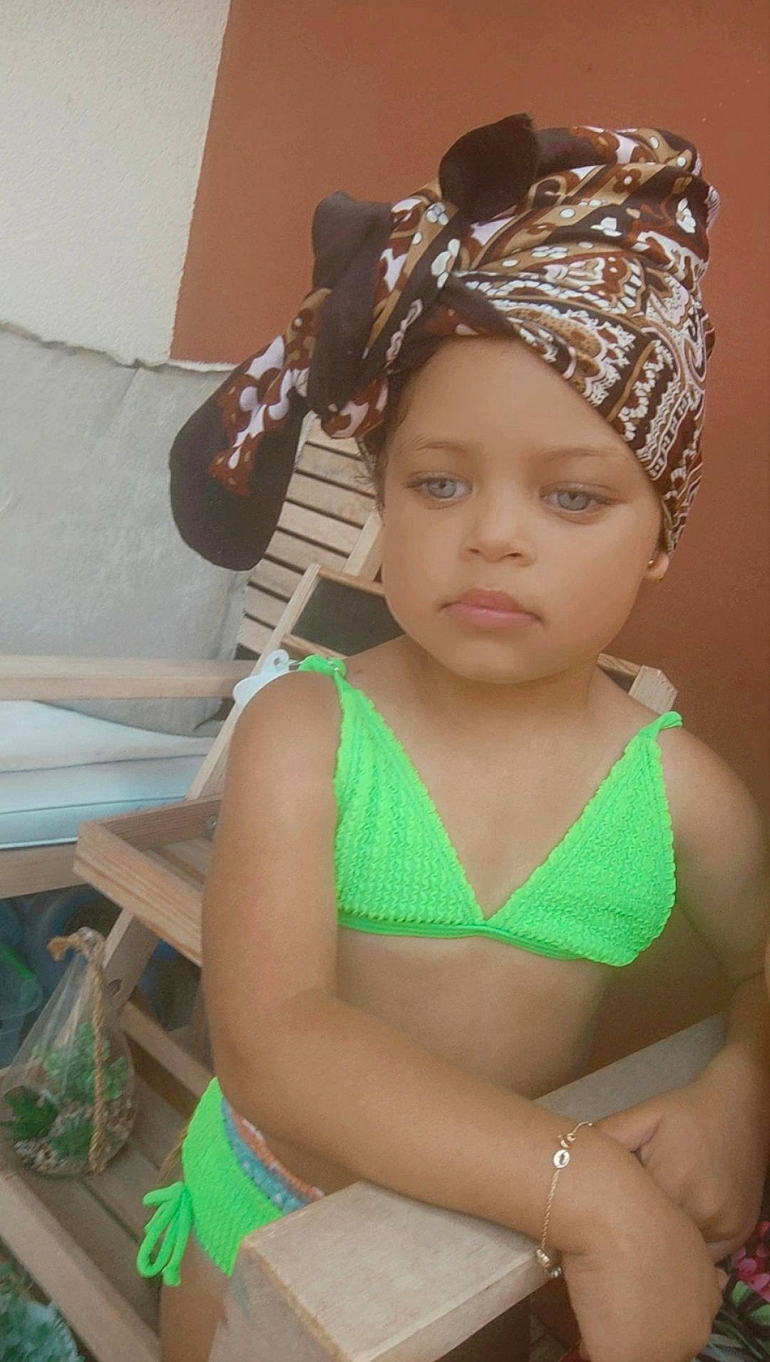 Leya participe au concours pour gagner de l'argent avec cette photo : abdomen, black_hair, brown_hair, chest, child, eyelash, fashion_design, happy, headband, headpiece, headwear, human_leg, jewellery, long_hair, neck, person, skin, thigh, tiara, toddler