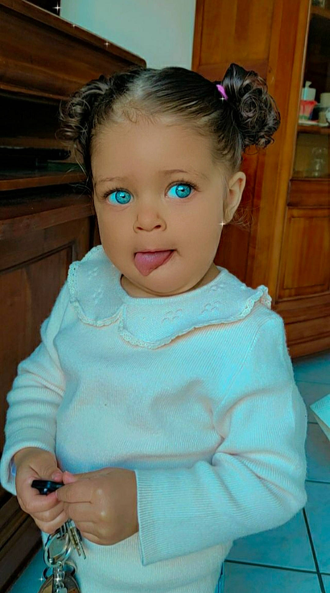 Leya a rejoint le concours — aidez-le/la à gagner de superbes lots ! baby_toddler_clothing, blue, cabinetry, cheek, child, ear, electric_blue, eye, eyelash, forehead, hair, hairstyle, happy, head, iris, jewellery, lip, neck, person, sleeve