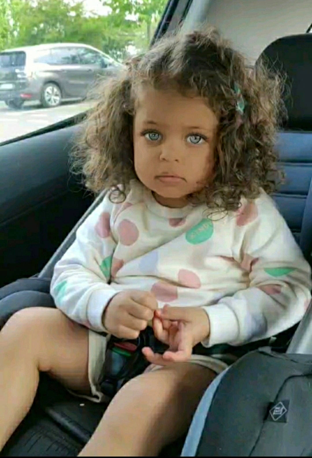 Leya a rejoint le concours — aidez-le/la à gagner de superbes lots ! auto_part, car, car_seat, comfort, eye, face, fun, hairstyle, happy, leg, motor_vehicle, person, skin, steering_wheel, thigh, tire, toddler, vehicle, vehicle_door, vertebrate