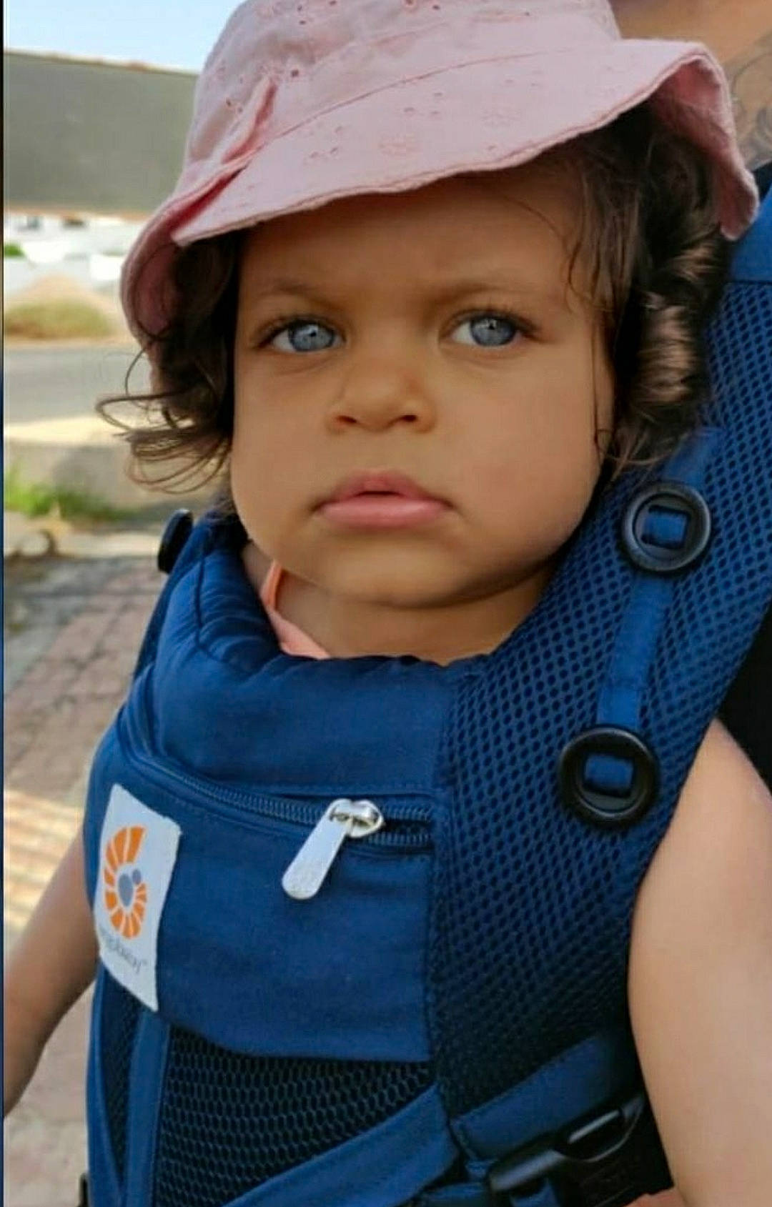 Leya participe au concours pour gagner de l'argent avec cette photo : baby_carriage, baby_products, baseball_cap, cap, child, cool, electric_blue, eye, fashion_accessory, fun, grass, happy, hat, headgear, headwear, lip, person, personal_protective_equipment, recreation, shoulder
