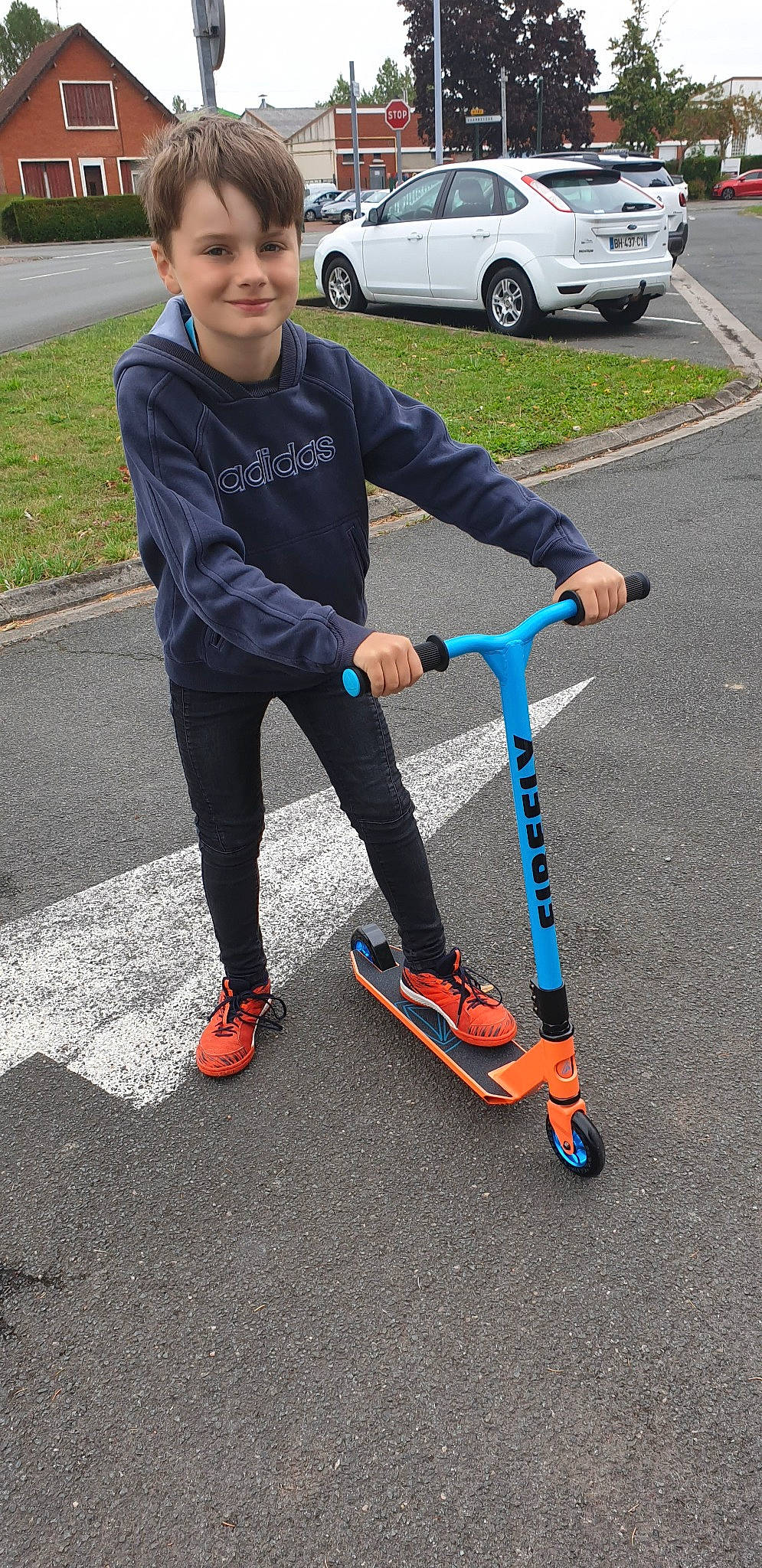 Thibaud participe au concours pour gagner de l'argent avec cette photo : joy, kick_scooter, person, recreation, scooter, vehicle, wheel