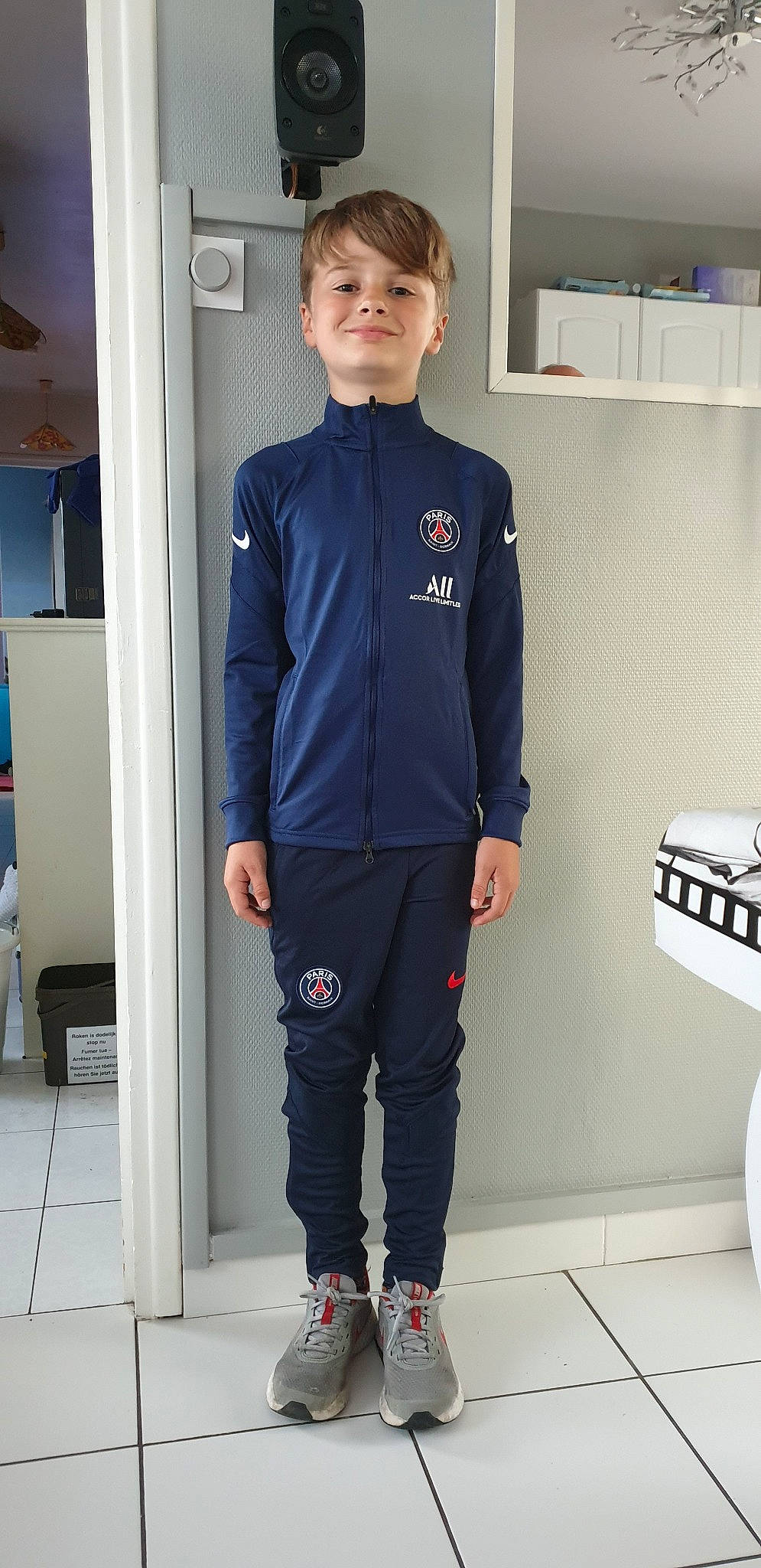 Thibaud a rejoint le concours — aidez-le/la à gagner de superbes lots ! active_pants, blue, child, clothing, electric_blue, footwear, jacket, joy, long_sleeved_t_shirt, outerwear, person, shoe, sleeve, sportswear, suit, sweatpant, t_shirt, trousers, uniform