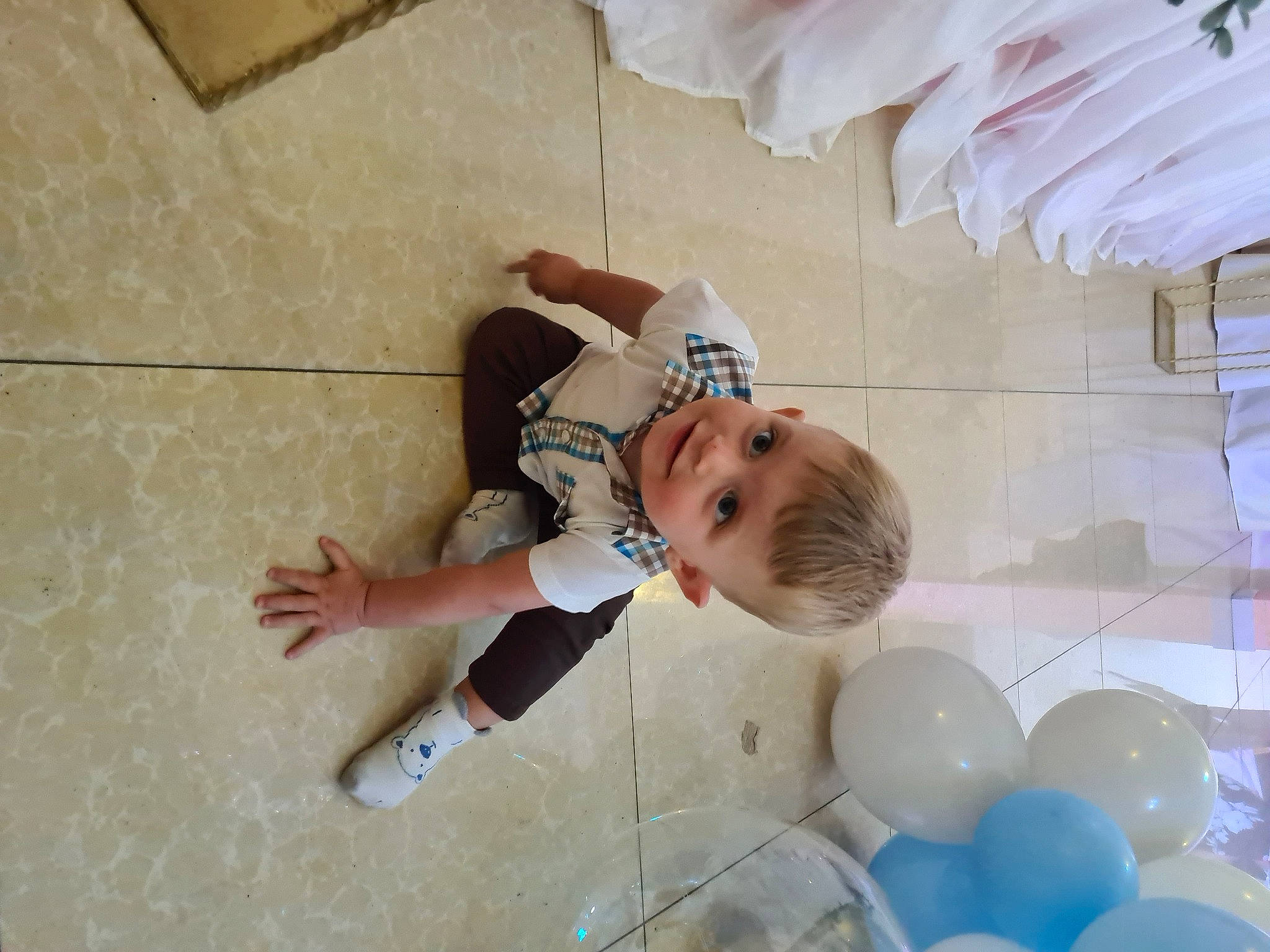 Daniel participe au concours pour gagner de l'argent avec cette photo : baby, balloon, child, event, flooring, fun, happy, human_leg, leisure, party_supply, person, pink, play, room, smile, toddler, tree, white, wood
