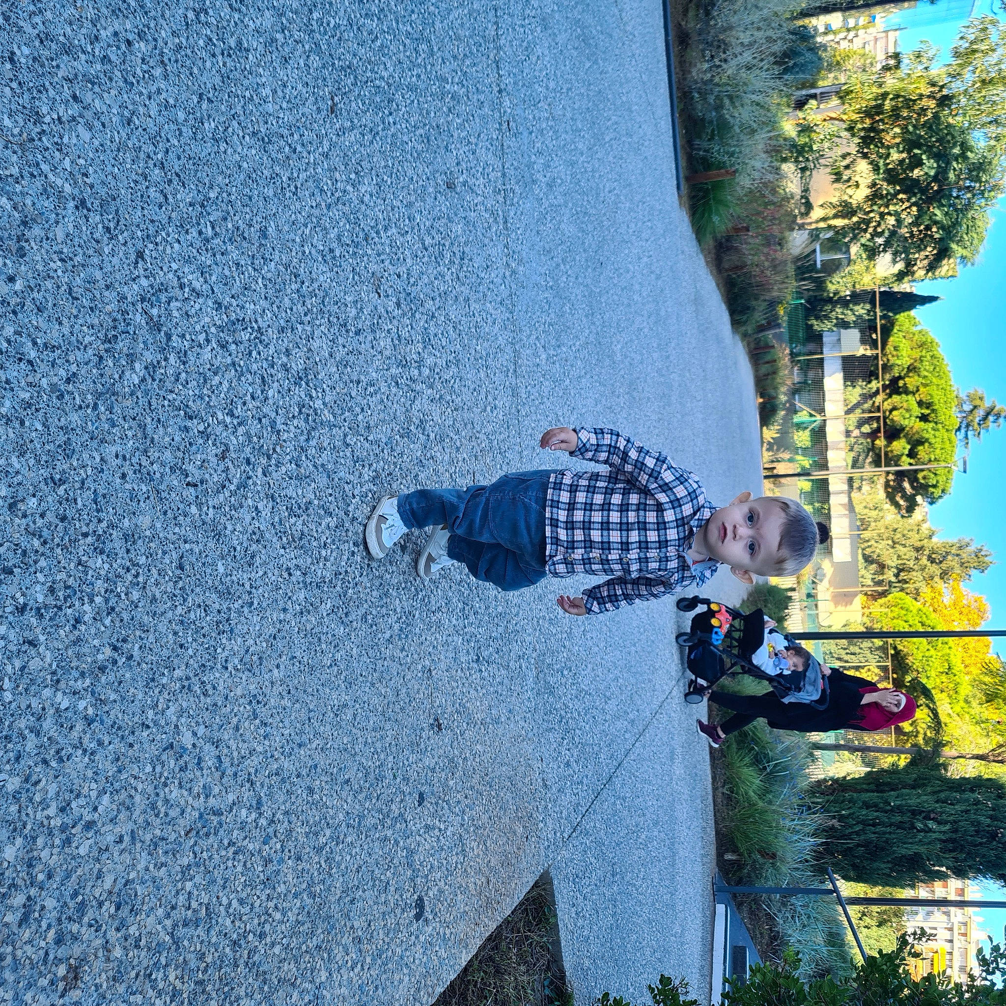 Daniel a rejoint le concours — aidez-le/la à gagner de superbes lots ! adventure, asphalt, azure, electric_blue, extreme_sport, fun, grass, leisure, line, people_in_nature, person, plant, recreation, road_surface, sky, slope, toddler, tree, walking_shoe, wall