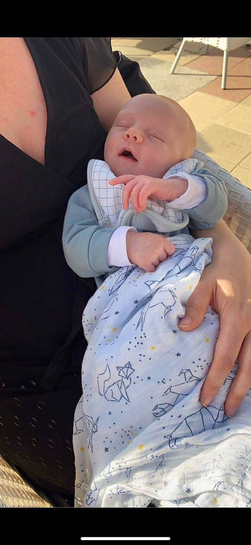 Jules participe au concours pour gagner de l'argent avec cette photo : abdomen, baby, baby_toddler_clothing, child, comfort, elbow, finger, gesture, hand, human_body, human_leg, joint, mouth, nail, person, skin, sleeve, textile, thumb, toddler