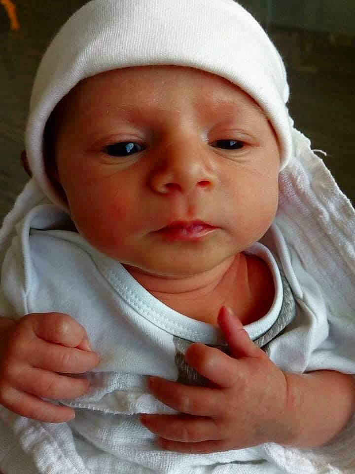 Ylan a rejoint le concours — aidez-le/la à gagner de superbes lots ! baby, baby_toddler_clothing, cheek, chin, eyebrow, eyelash, finger, gesture, headwear, human, iris, lip, mouth, nose, outerwear, person, pink, product, skin, sleeve