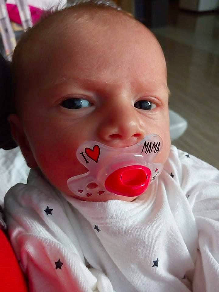 Ylan a rejoint le concours — aidez-le/la à gagner de superbes lots ! baby, baby_toddler_clothing, carmine, cheek, child, drinkware, ear, event, eyelash, flesh, fun, happy, iris, jaw, lip, mouth, no_expression, nose, person, skin