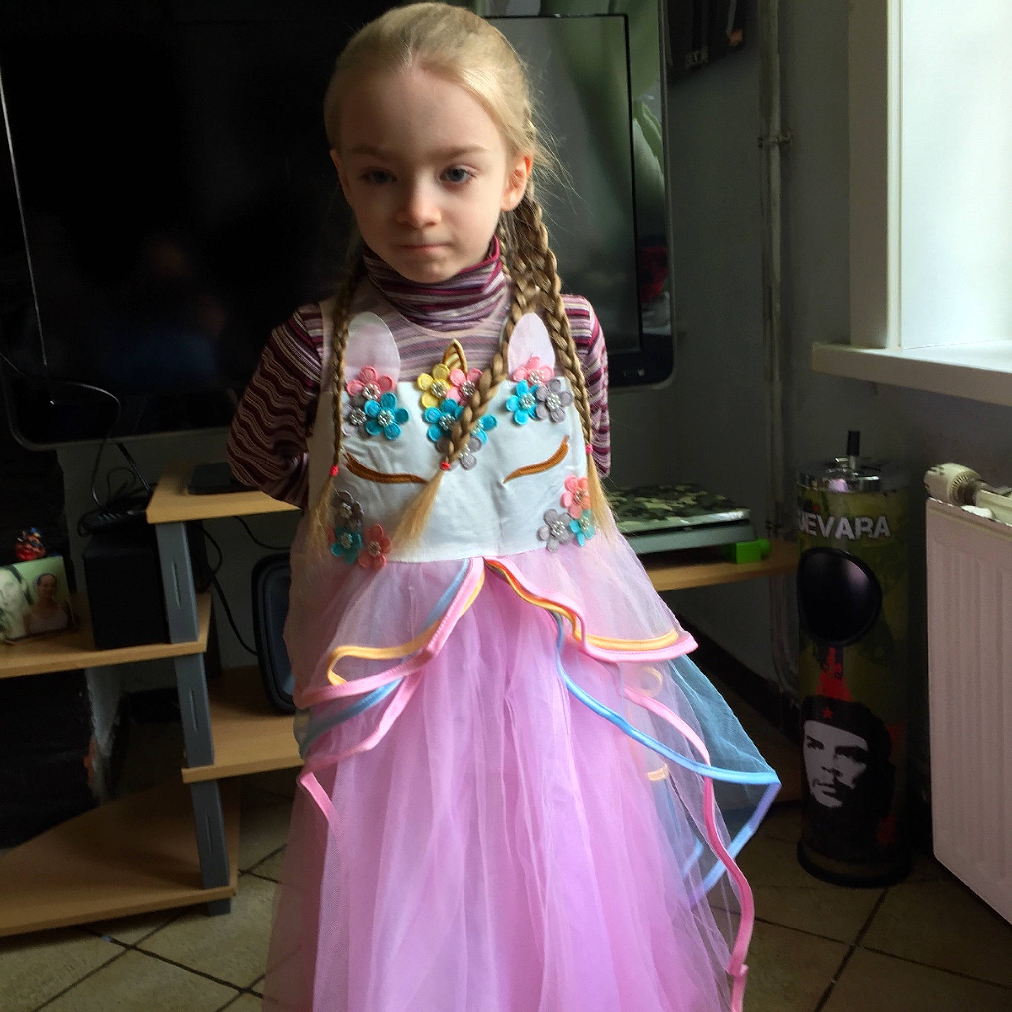 Angeline a rejoint le concours — aidez-le/la à gagner de superbes lots ! bag, child, event, fashion_accessory, fashion_design, flooring, fun, luggage_and_bags, magenta, pattern, peach, person, pink, sleeve, street_fashion, tire, toddler, travel, visual_arts, waist