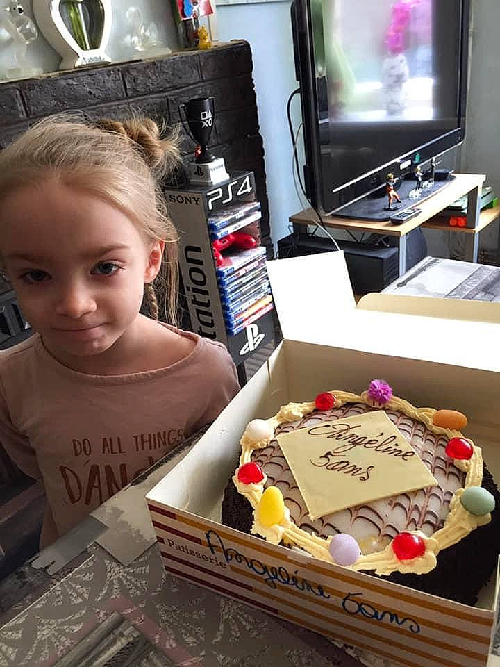 Angeline a rejoint le concours — aidez-le/la à gagner de superbes lots ! box, chair, child, comfort_food, display_device, eyewear, fun, home_appliance, junk_food, machine, person, publication, recreation, room, sweetness, t_shirt, table, television, television_set, toddler