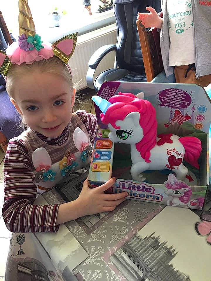 Angeline a rejoint le concours — aidez-le/la à gagner de superbes lots ! art, bag, child, community, cool, event, eyewear, fashion, fun, holiday, joy, leisure, luggage_and_bags, pattern, person, photograph, public_space, snapshot, t_shirt, textile