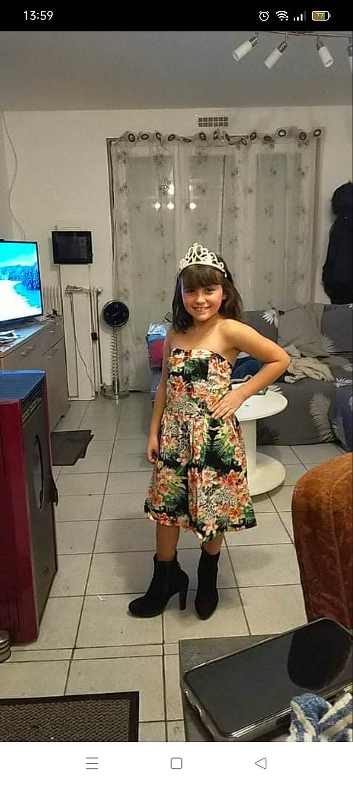 Lise participe au concours pour gagner de l'argent avec cette photo : boot, day_dress, dress, event, eyewear, fashion_accessory, fashion_design, flooring, formal_wear, fun, human_leg, joy, luggage_and_bags, person, shoe, shoulder, smile, television, thigh, trunk