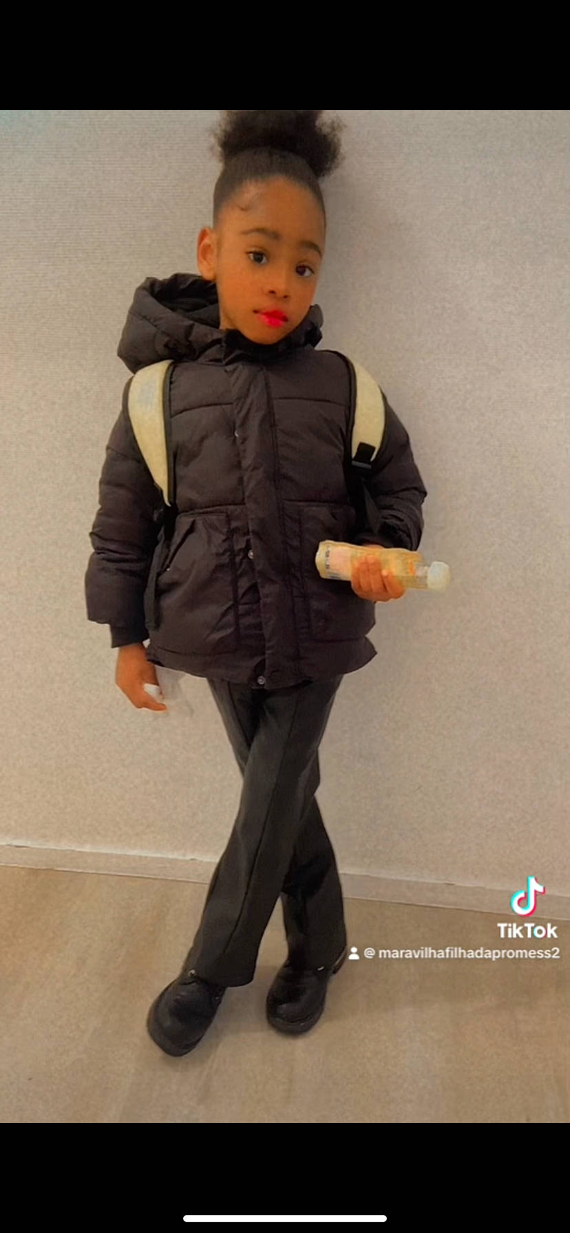 Tina participe au concours pour gagner de l'argent avec cette photo : baby, baby_toddler_clothing, blazer, collar, denim, fashion_accessory, fashion_design, formal_wear, gesture, knee, leg, pattern, person, shoe, sleeve, sportswear, thigh, toddler, trunk, uniform