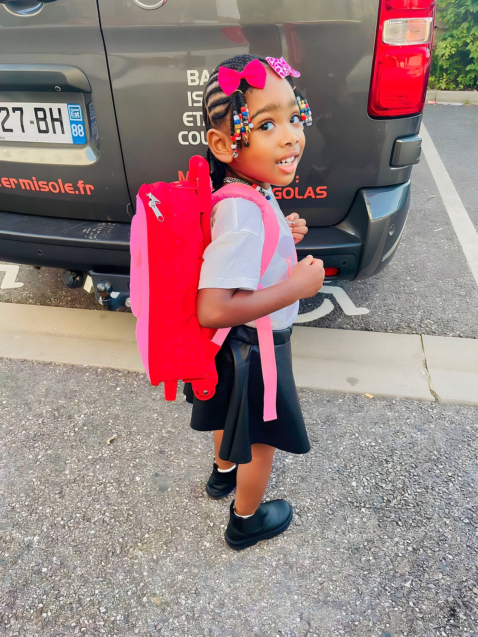 Tina a rejoint le concours — aidez-le/la à gagner de superbes lots ! asphalt, automotive_design, automotive_exterior, automotive_lighting, automotive_tail_brake_light, automotive_tire, automotive_wheel_system, bumper, car, fender, headwear, motor_vehicle, person, plant, rim, tire, toddler, truck, trunk, vehicle