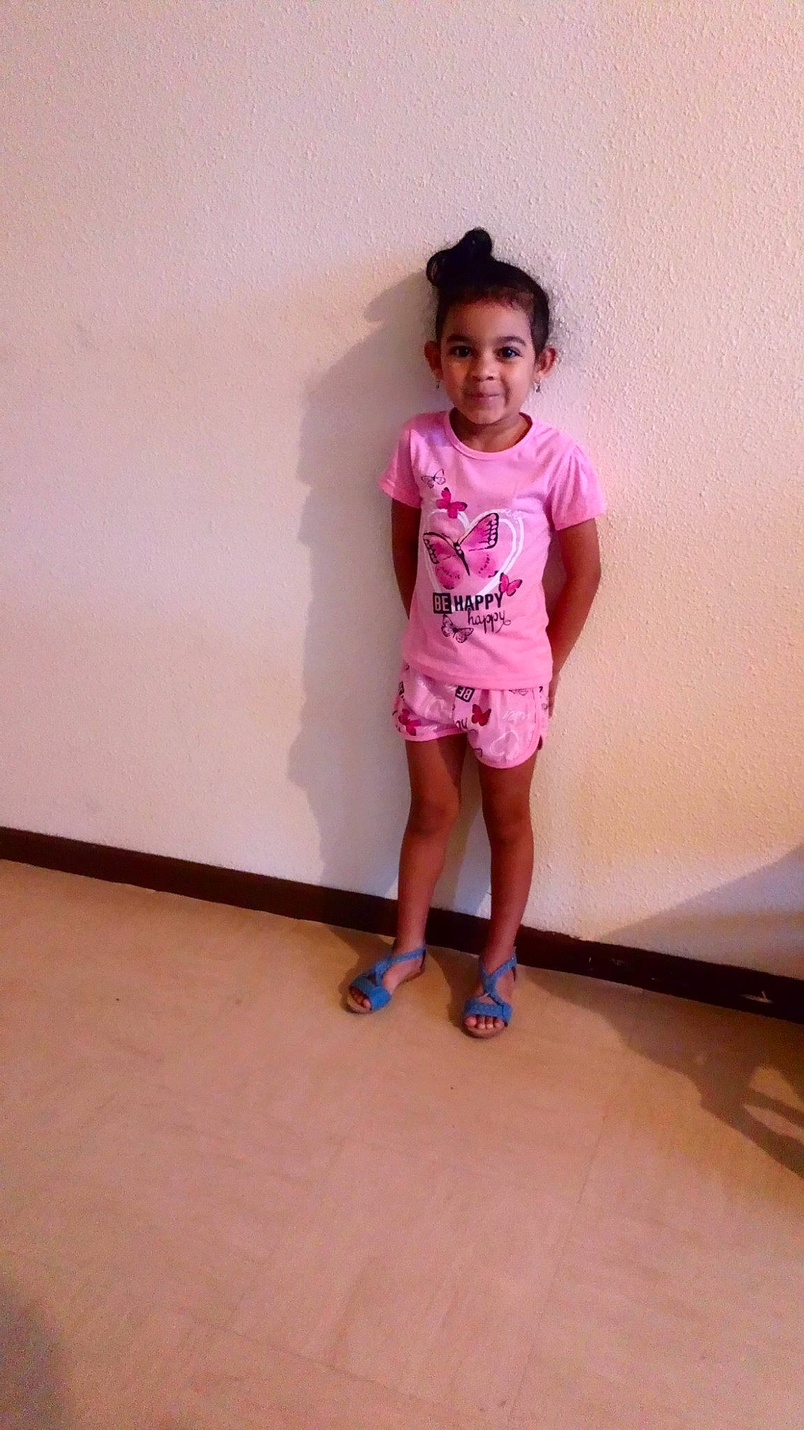 Lajwanti participe au concours pour gagner de l'argent avec cette photo : abdomen, arm, child, day, floor, flooring, footwear, fun, girl, human_body, joint, leg, person, pink, shoe, shorts, shoulder, snapshot, standing, thigh