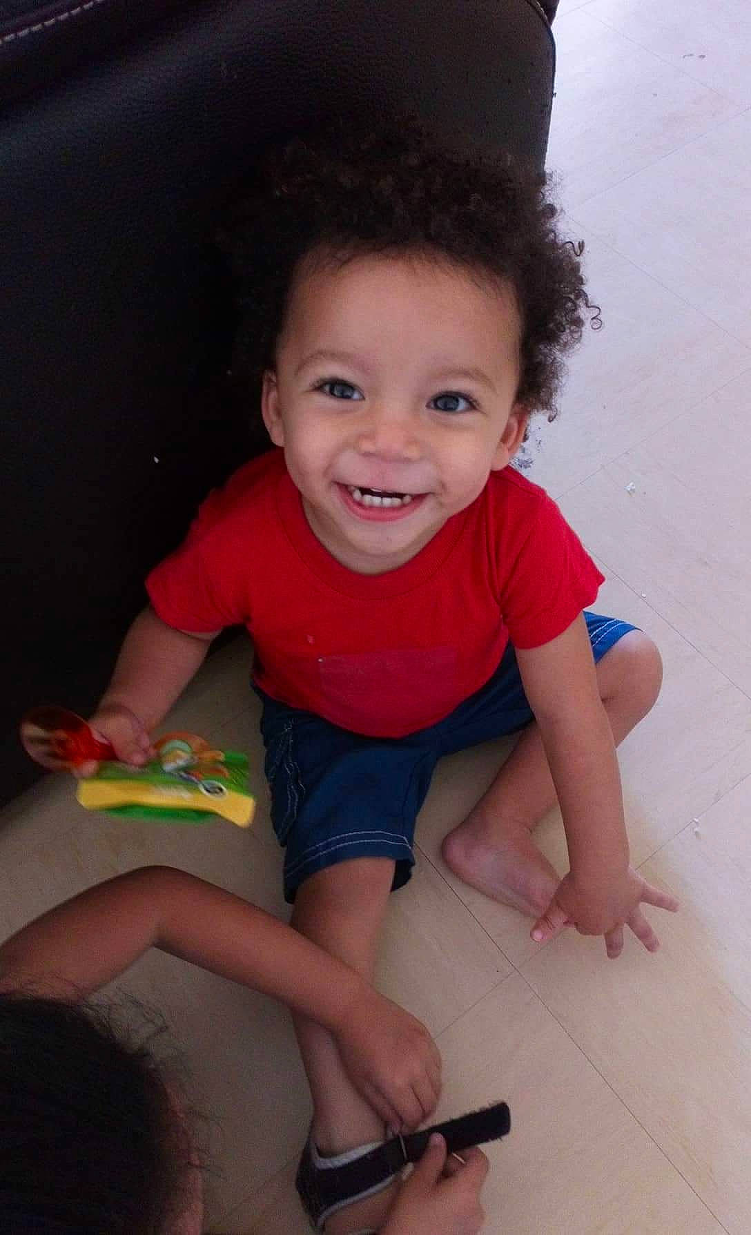 Christmaël participe au concours pour gagner de l'argent avec cette photo : arm, black_hair, boy, cheek, child, cool, day, fun, girl, hair, hairstyle, human_body, human_hair_color, joy, leg, mouth, person, sitting, skin, smile