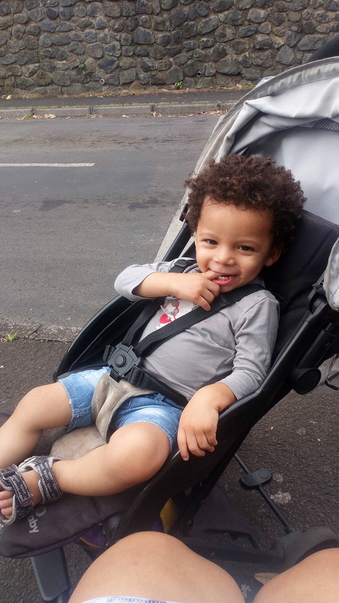 Christmaël a rejoint le concours — aidez-le/la à gagner de superbes lots ! abdomen, baby_carriage, baby_products, car, car_seat, child, fun, girl, hand, headgear, human_body, joint, joy, leg, person, product, sitting, thigh, trunk, vacation