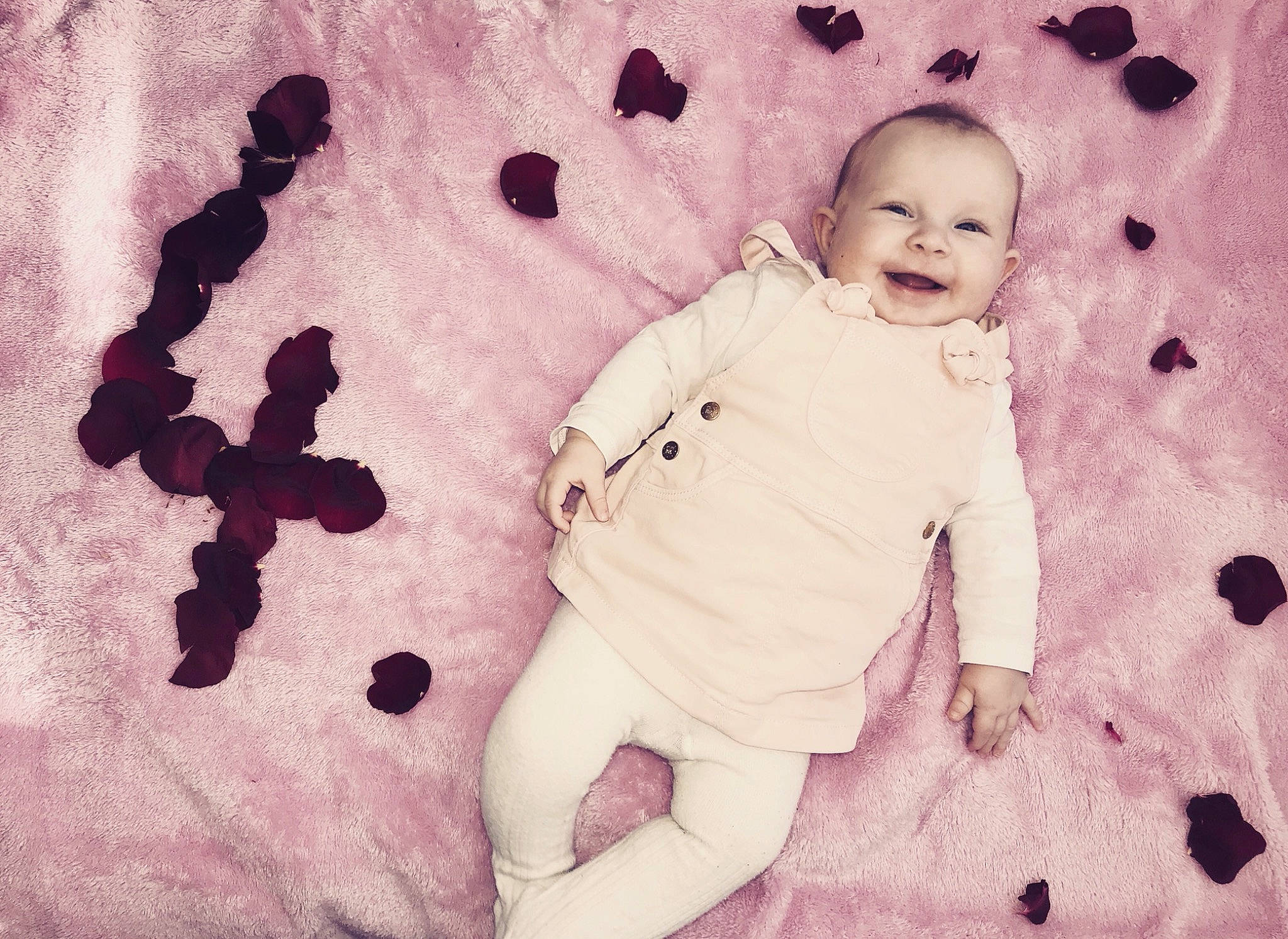 Mélya participe au concours pour gagner de l'argent avec cette photo : baby, baby_toddler_clothing, cheek, child, circle, font, fun, fur, happy, joy, linens, magenta, pattern, people_in_nature, person, photograph, pink, red, sleeve, smile