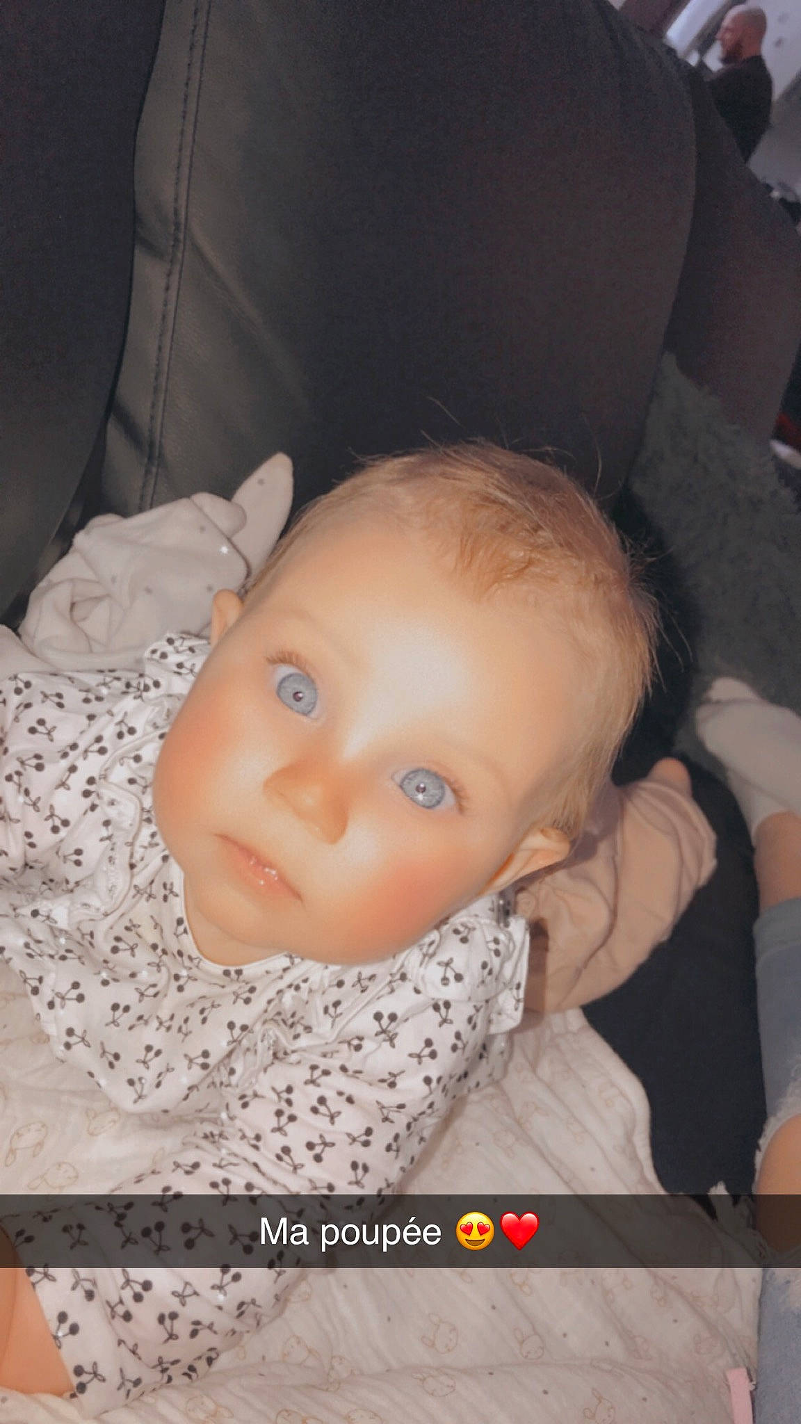 Mélya participe au concours pour gagner de l'argent avec cette photo : baby, baby_products, baby_safety, baby_toddler_clothing, cheek, child, comfort, doll, eye, eyebrow, eyelash, forehead, head, iris, lip, mouth, nose, person, skin, toddler