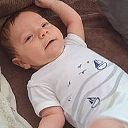 Lylio a rejoint le concours — aidez-le/la à gagner de superbes lots ! arm, baby, blanket, brown_blanket, child, cute, expression, face, head, indoors, infant, lying_down, newborn, onesie, portrait, skin, sleepwear, soft_texture, white_clothing, young_child