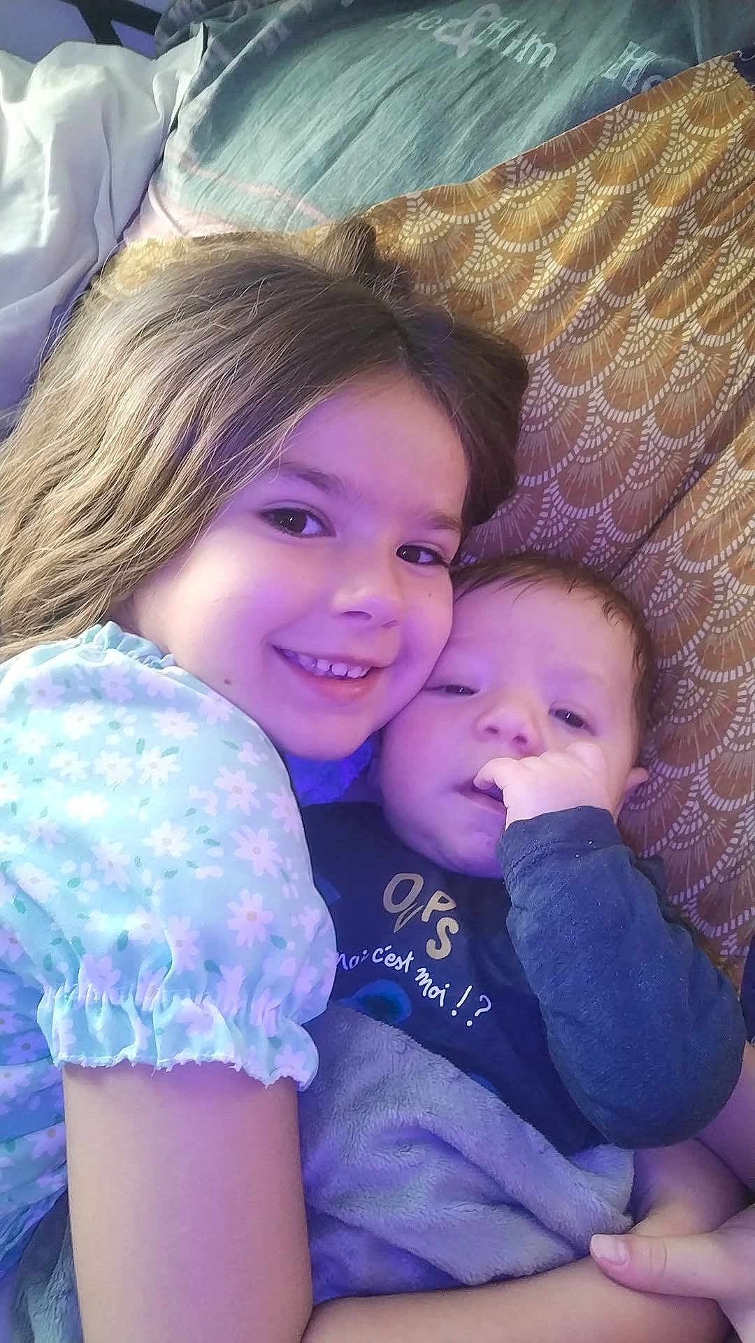 Elianna participe au concours pour gagner de l'argent avec cette photo : baby, bed, blanket, child, clothing, comfort, cozy, cute, face, family, happy, hugging, indoors, infant, person, pillow, portrait, siblings, smiling, young_child