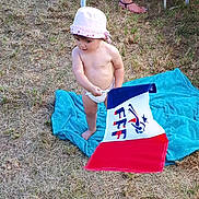 Armelle participe au concours pour gagner de l'argent avec cette photo : child, fun, grass, headgear, leisure, male, play, product, recreation, summer, toddler, vacation