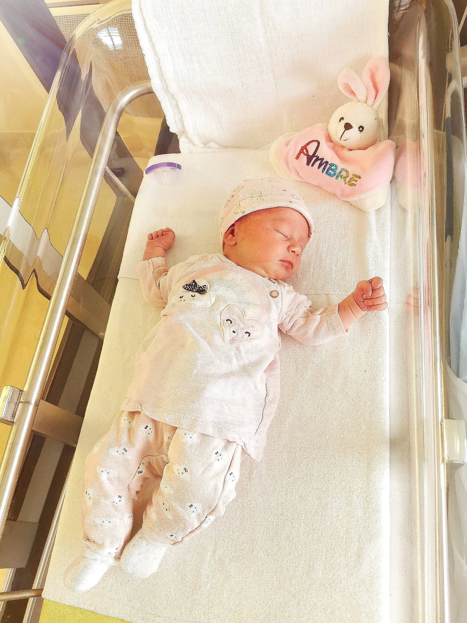 Ambre a rejoint le concours — aidez-le/la à gagner de superbes lots ! baby, baby_products, baby_safety, baby_sleeping, baby_toddler_clothing, bed, bed_sheet, bedding, child, comfort, cradle, duvet, infant_bed, linens, nursery, peach, person, room, sleeve, throw_pillow