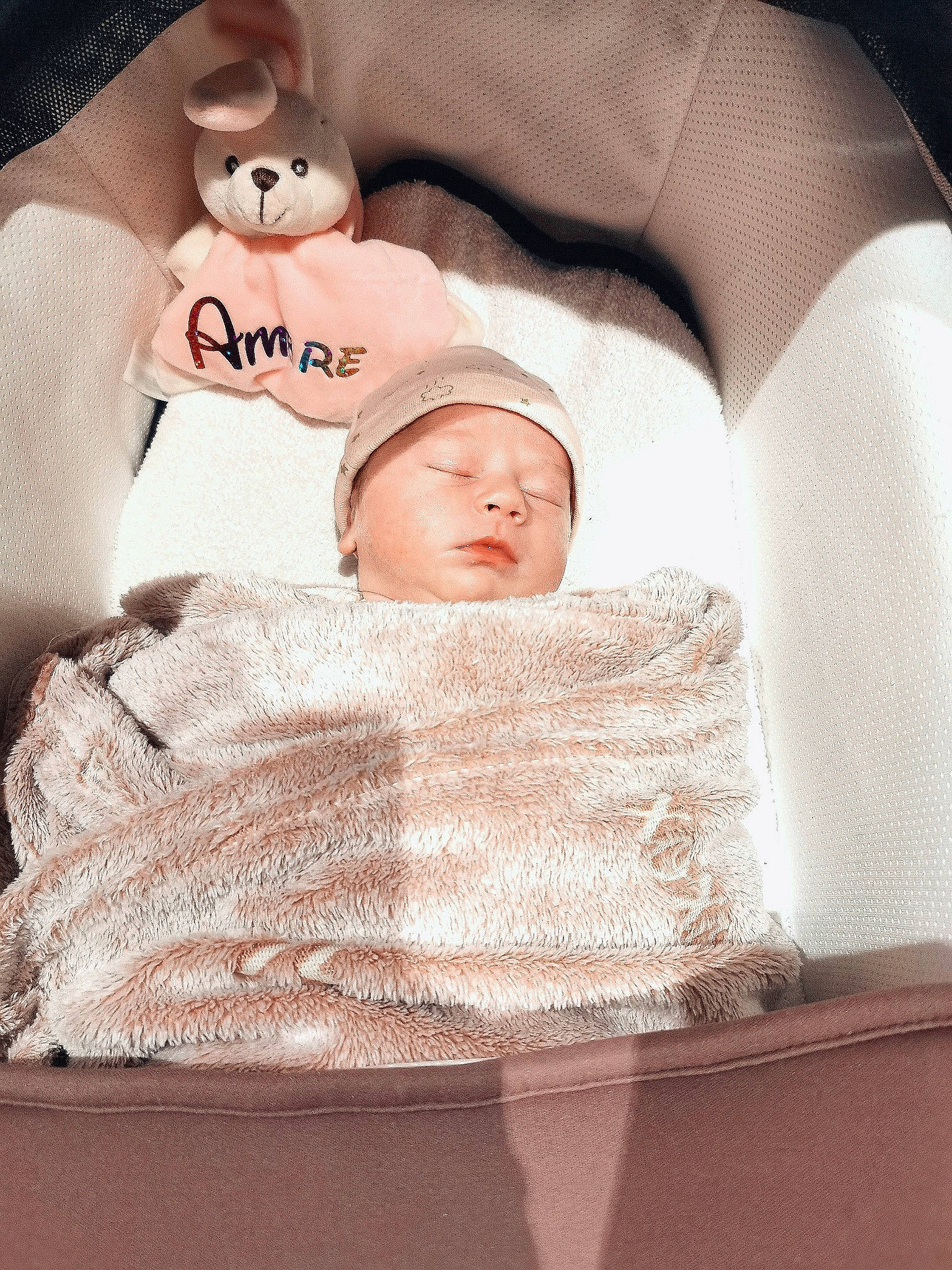 Ambre participe au concours pour gagner de l'argent avec cette photo : baby, baby_products, baby_sleeping, baby_toddler_clothing, bedding, bedtime, blanket, child, comfort, hat, linens, nap, pattern, person, room, sitting, skin, sleep, sleeve, textile