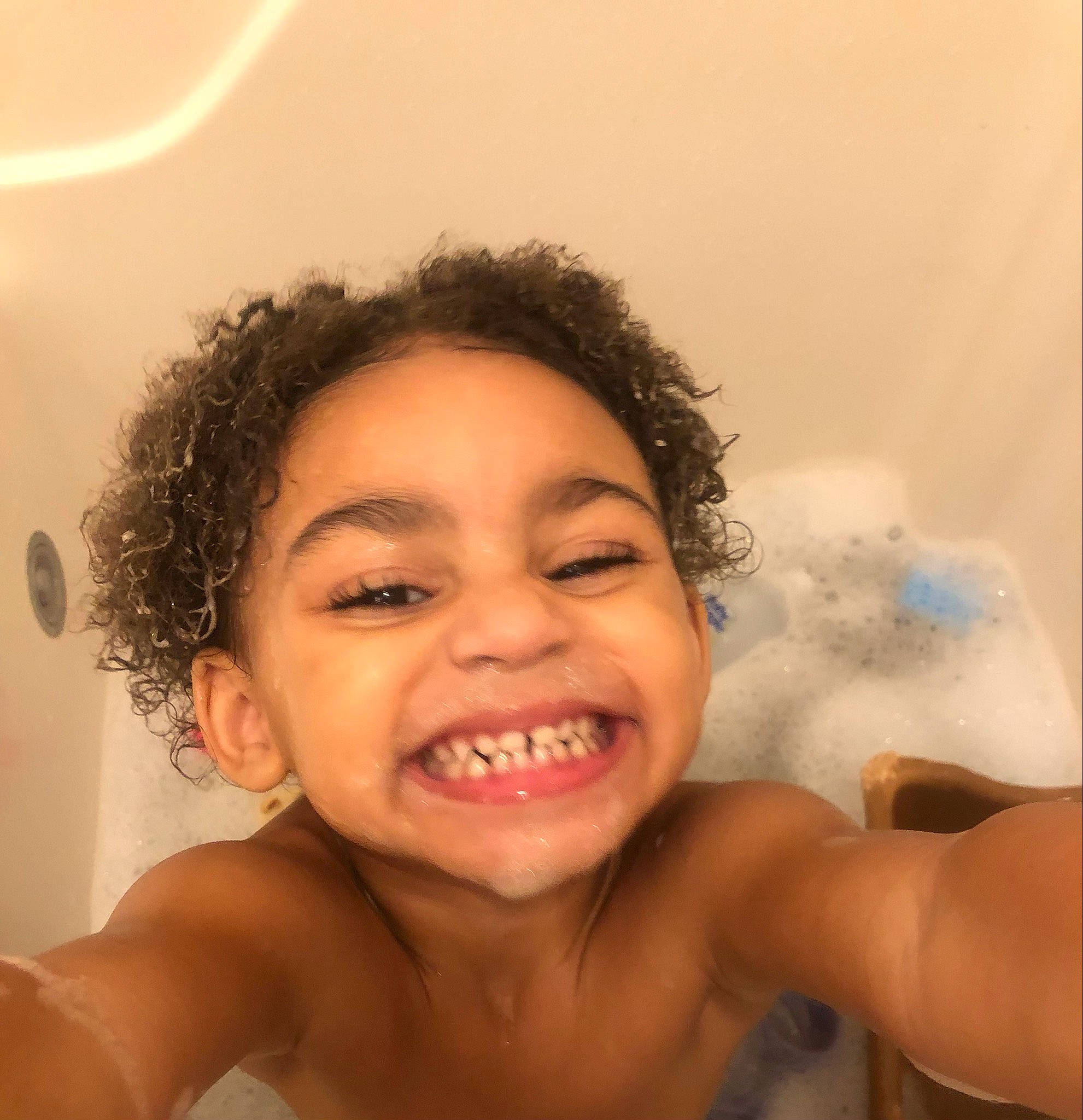 Shyne is registered to the contest to win money with this photo: arm, cheek, chin, ear, eye, eyebrow, eyelash, forehead, hair, human_body, jaw, joy, lip, mouth, muscle, neck, nose, person, shoulder, skin