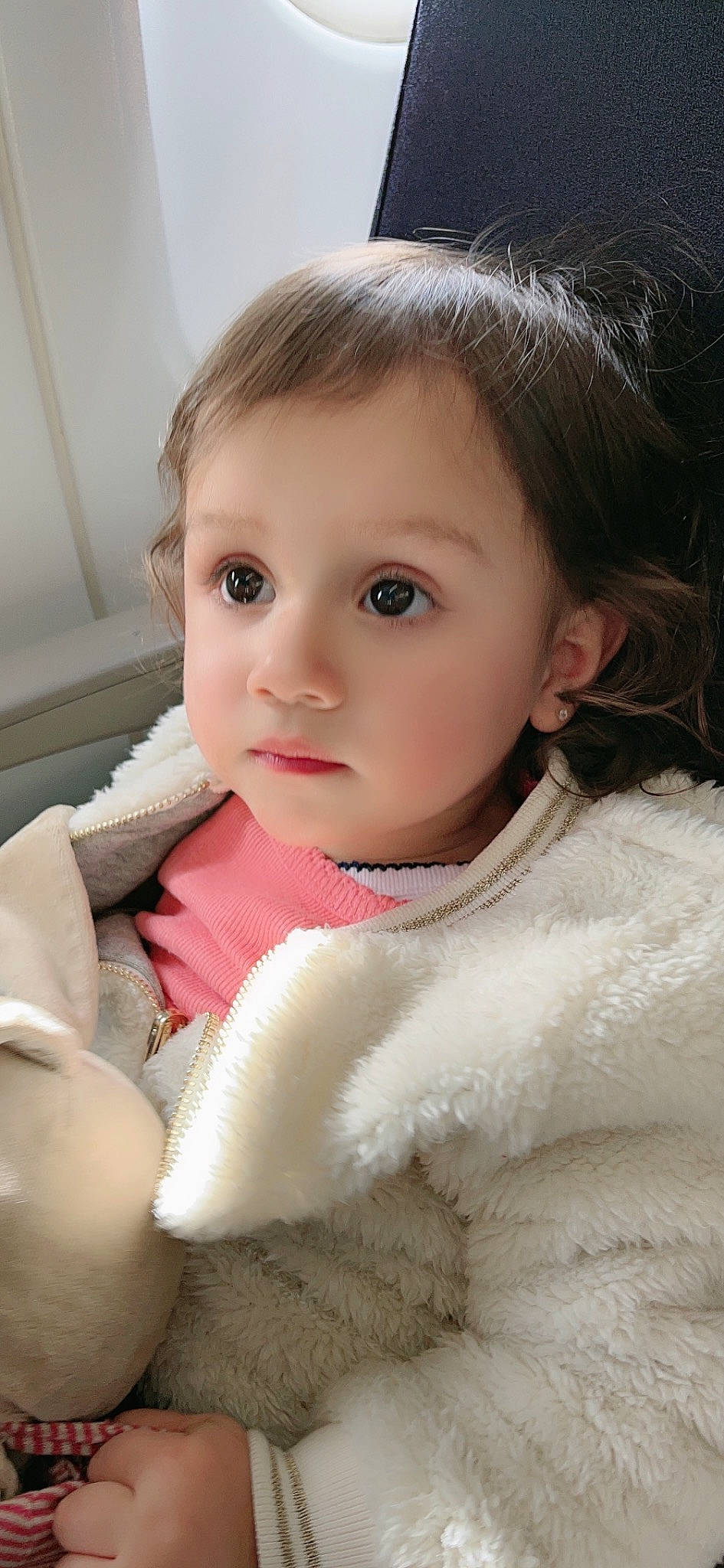 Manon  a rejoint le concours — aidez-le/la à gagner de superbes lots ! baby_toddler_clothing, brown_hair, cheek, child, chin, close_up, dress, embellishment, eyebrow, eyelash, flash_photography, fur, happy, iris, lip, neck, nose, person, skin, sleeve