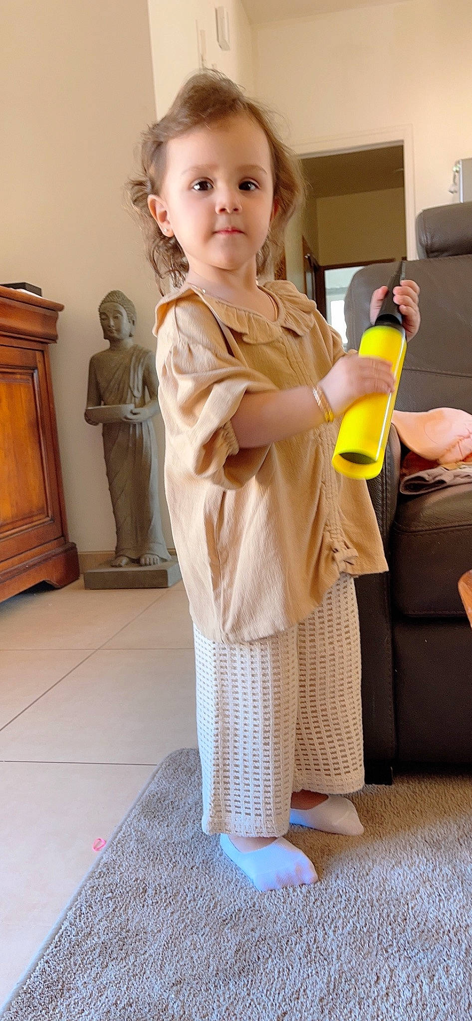 Manon  a rejoint le concours — aidez-le/la à gagner de superbes lots ! abdomen, blond, child, comfort, fashion_design, flooring, gesture, human_body, human_leg, joint, knee, linens, neck, person, shoulder, sleeve, textile, thumb, toddler, trunk