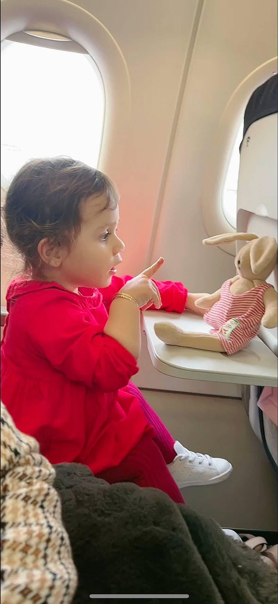 Manon  participe au concours pour gagner de l'argent avec cette photo : baby_toddler_clothing, beauty, cheek, child, comfort, finger, flooring, fun, gesture, happy, human_leg, lamp, magenta, person, pink, room, sitting, skin, sleeve, sock