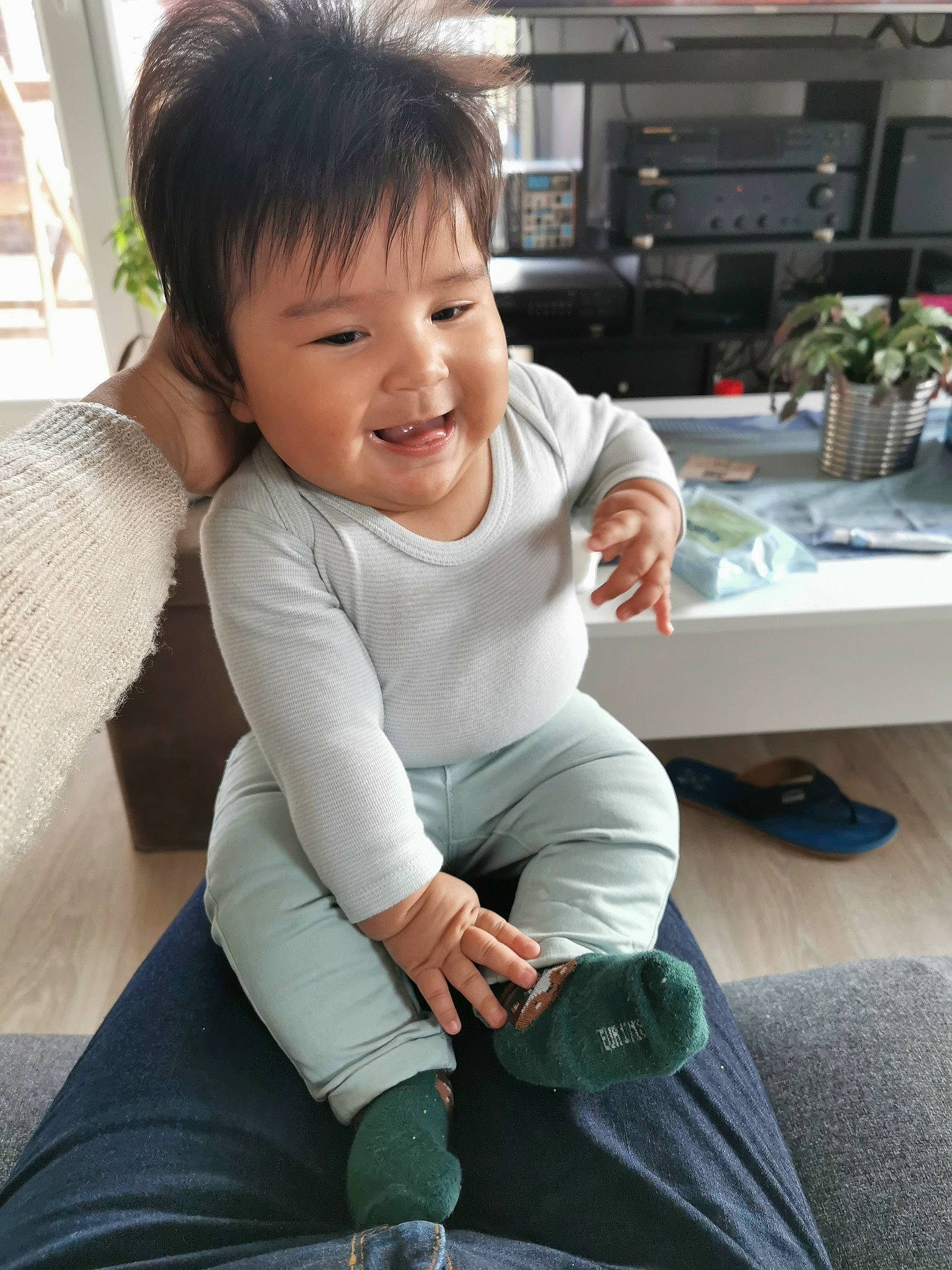 Hugo a rejoint le concours — aidez-le/la à gagner de superbes lots ! baby_toddler_clothing, comfort, elbow, face, finger, hand, happy, head, home_appliance, human_body, joint, knee, neck, person, plant, skin, sleeve, smile, thigh, thumb