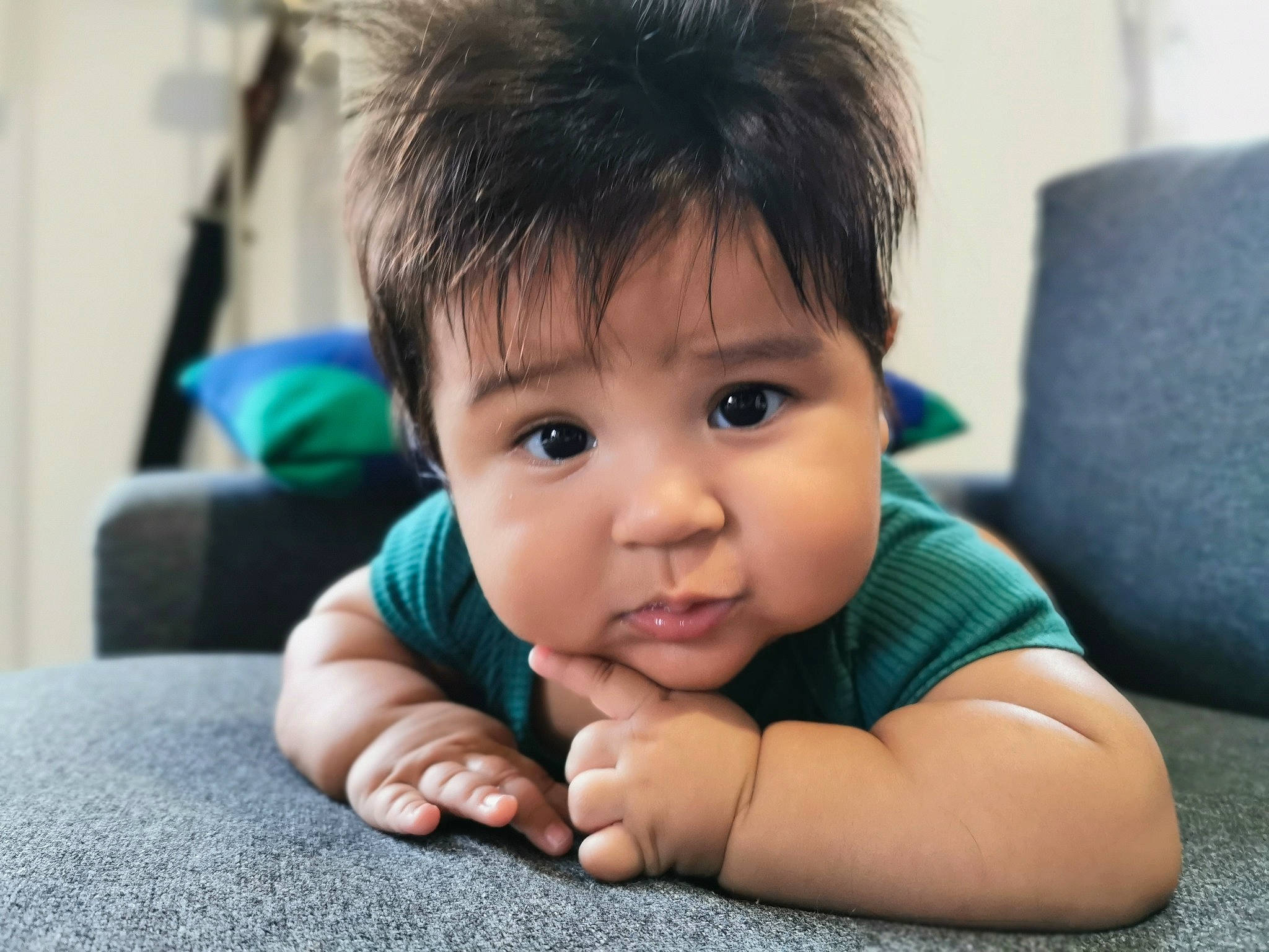 Hugo a rejoint le concours — aidez-le/la à gagner de superbes lots ! baby, baby_toddler_clothing, black_hair, cheek, chin, comfort, eye, eyebrow, eyelash, face, finger, flash_photography, gesture, happy, iris, nose, person, skin, smile, thumb