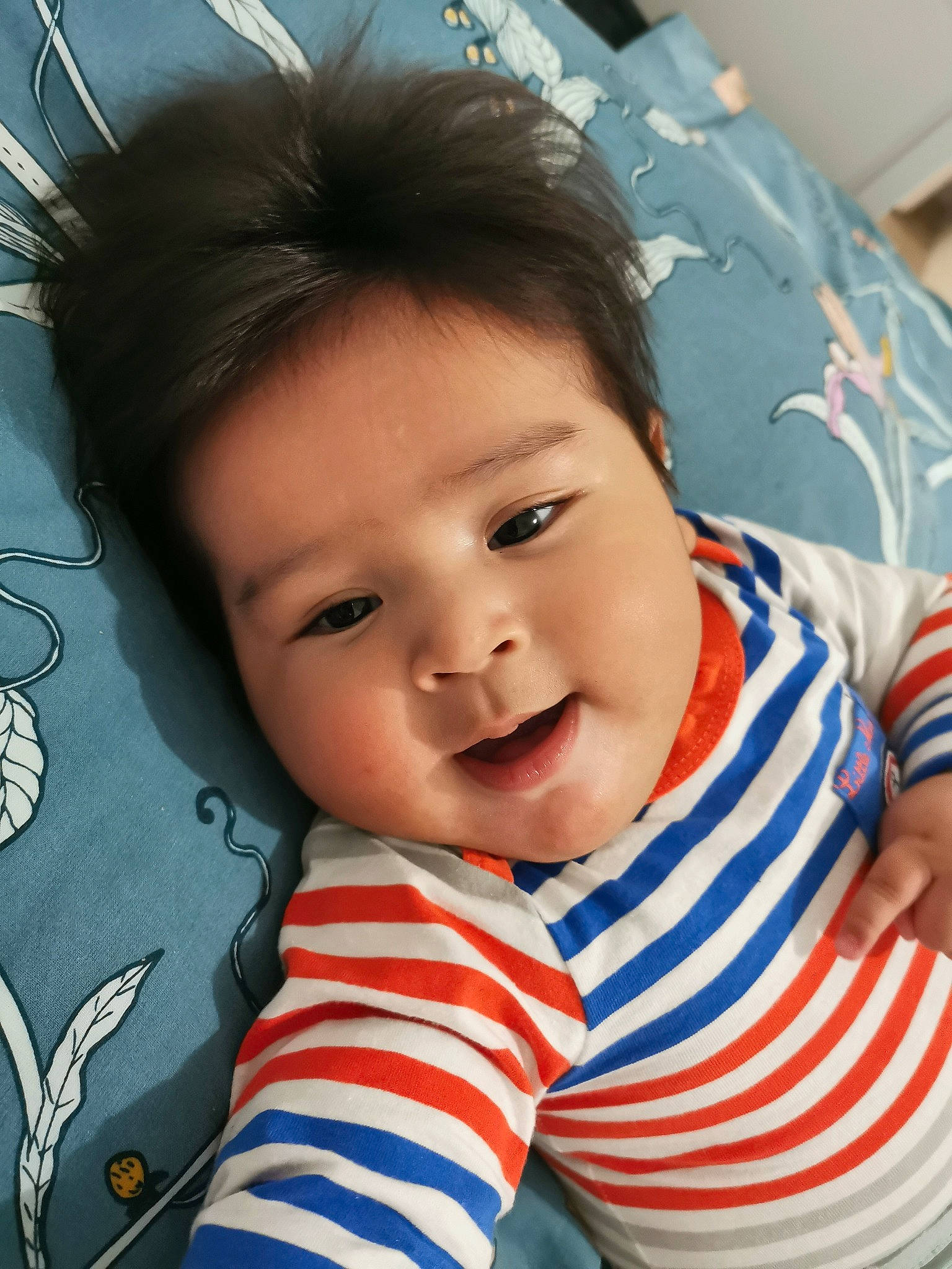 Hugo participe au concours pour gagner de l'argent avec cette photo : baby, baby_toddler_clothing, cheek, chin, eye, eyebrow, eyelash, face, facial_expression, hairstyle, happy, head, lip, mouth, nose, person, skin, sleeve, smile, textile