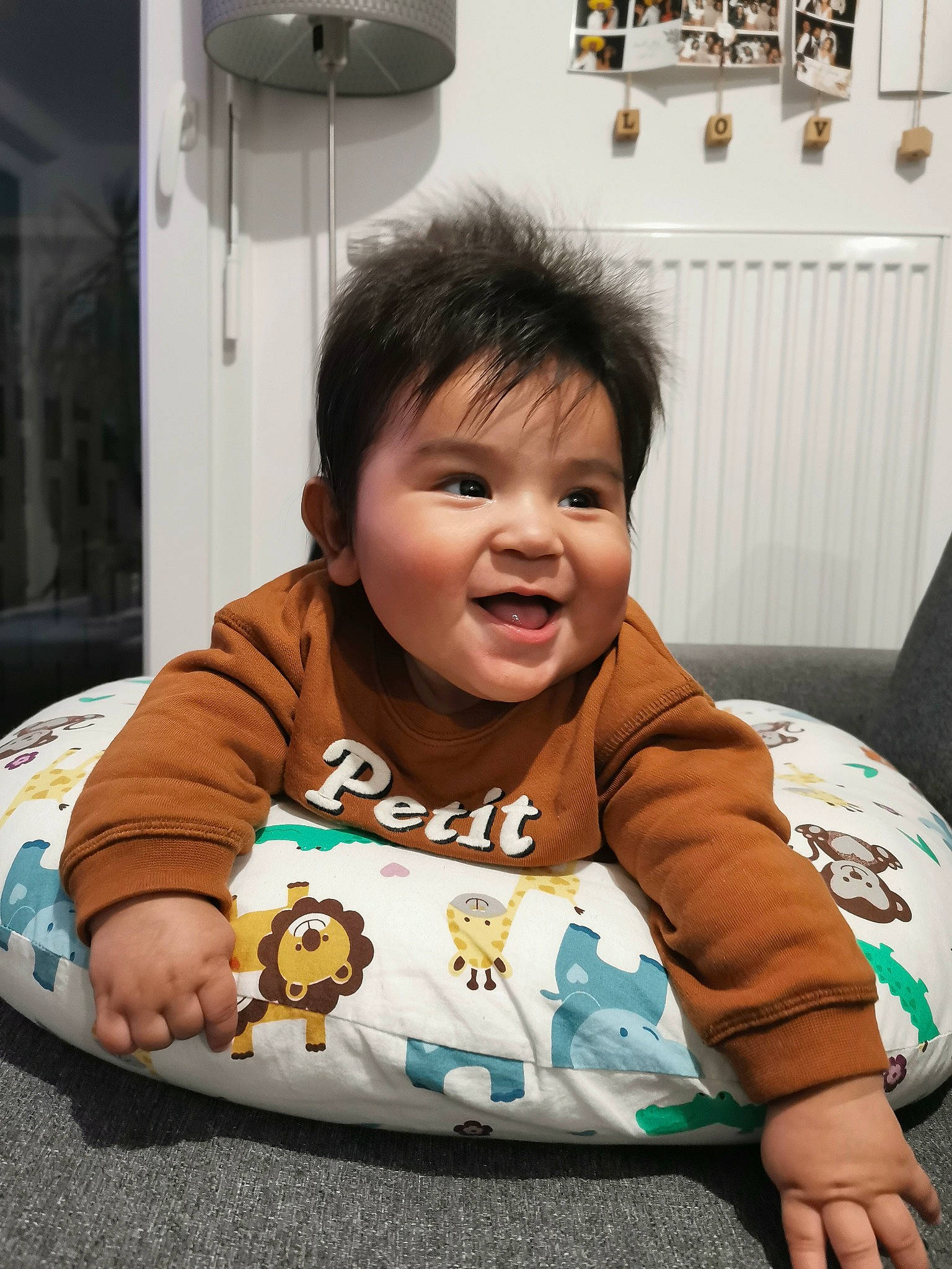 Hugo participe au concours pour gagner de l'argent avec cette photo : baby, baby_toddler_clothing, bib, cheek, child, comfort, eye, face, fun, happy, head, linens, mouth, person, product, sitting, skin, sleeve, smile, t_shirt