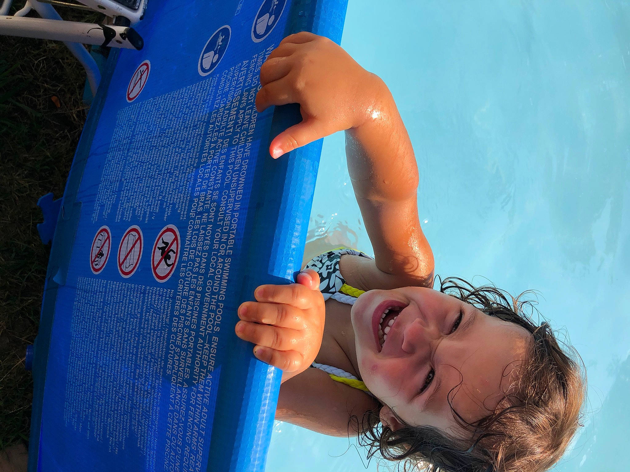 Melanie participe au concours pour gagner de l'argent avec cette photo : arm, azure, blue, electric_blue, finger, fun, hand, joy, leisure, nail, person, water, world