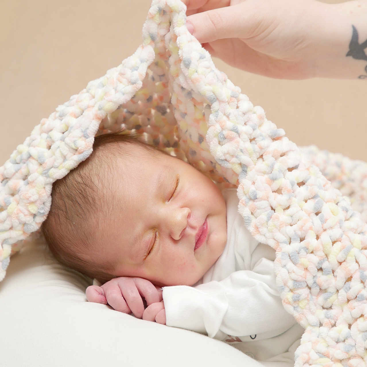Lola a rejoint le concours — aidez-le/la à gagner de superbes lots ! baby, blanket, child, closeup, cozy, cute, hand, human, indoor, infant, newborn, pastel_colors, peaceful, portrait, resting, skin, sleeping, soft_texture, tender, white_clothing