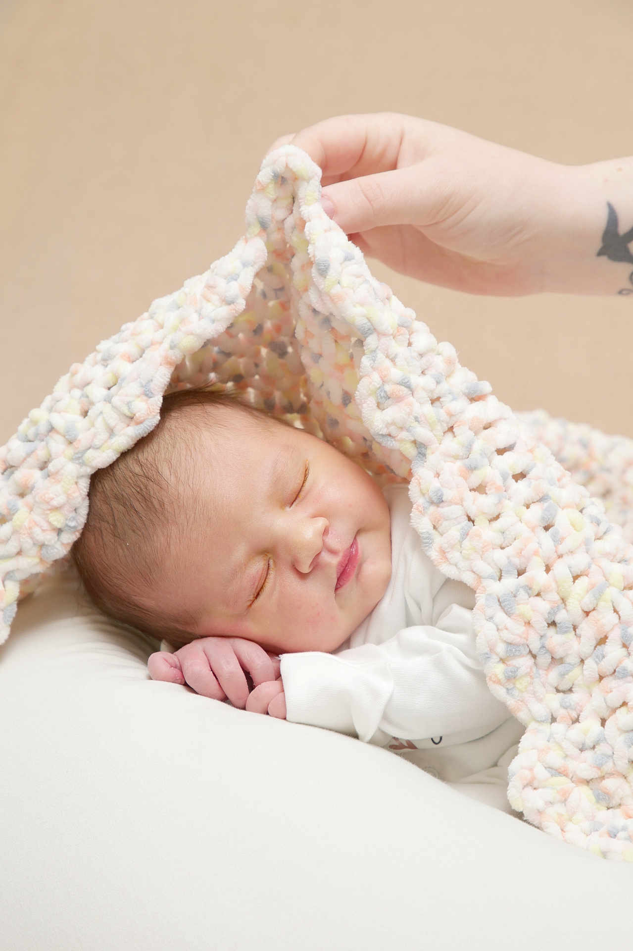 Lola a rejoint le concours — aidez-le/la à gagner de superbes lots ! baby, newborn, sleeping, blanket, hand, soft_texture, pastel_colors, infant, peaceful, cute, child, portrait, cozy, white_clothing, resting, human, skin, indoor, closeup, tender